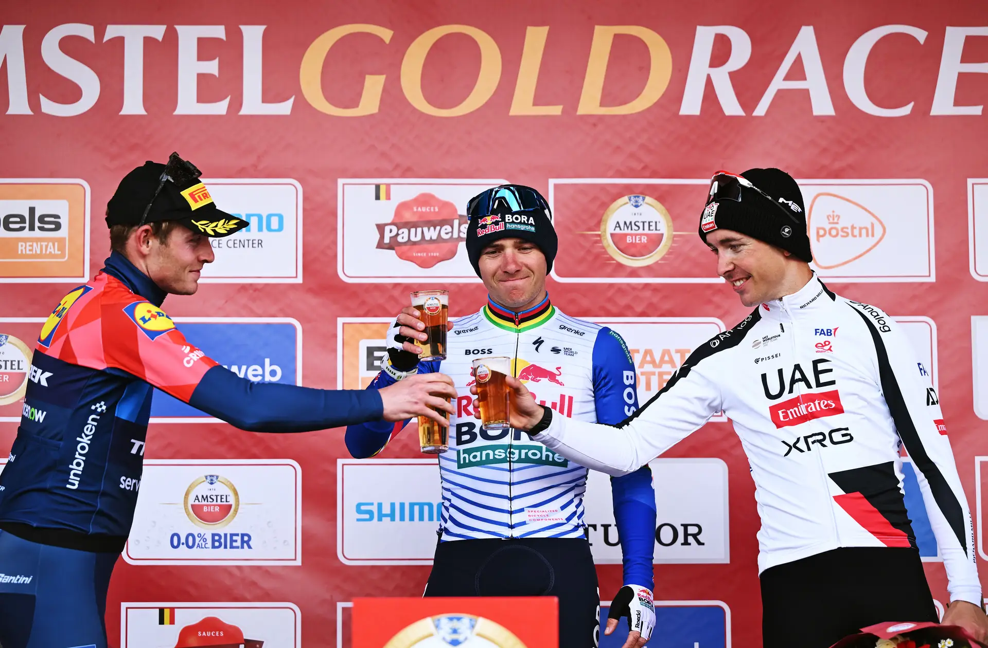 O tradicional brinde com cerveja no pódio da Amstel Gold Race
