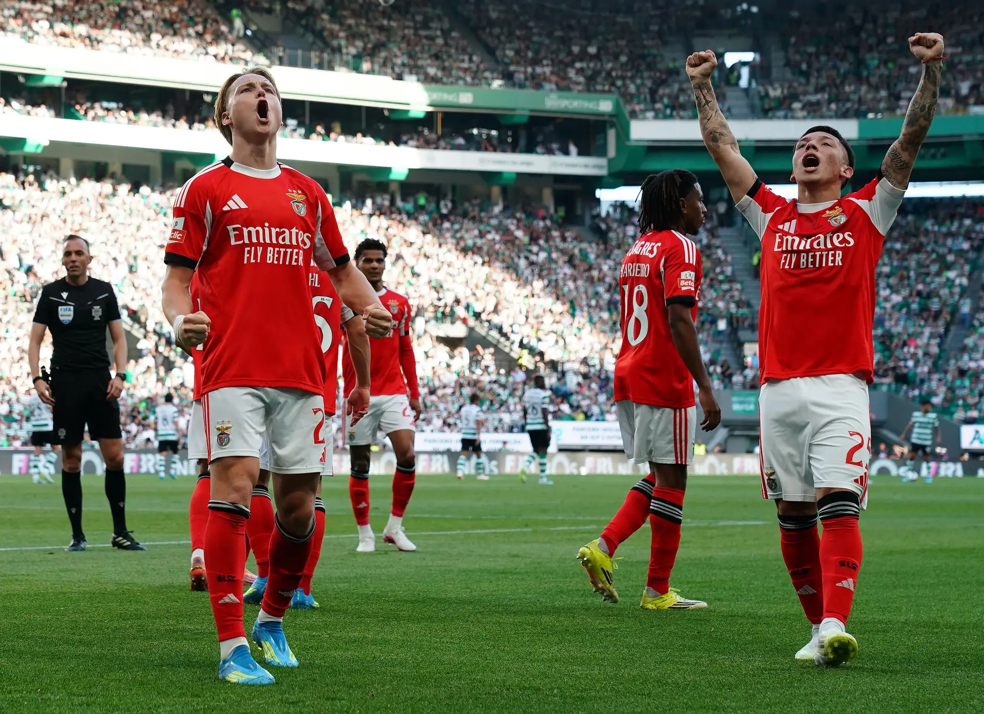 Num dérbi de emoções, o Benfica deu ao Sporting novas lutas com que se preocupar
