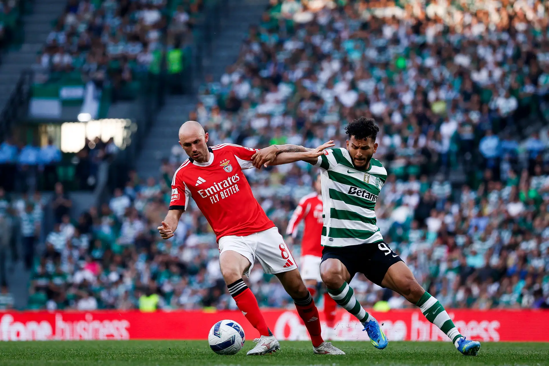 Fredrik Aursnes a proteger a bola contra Luis Suárez durante o Sporting-Benfica: há quase dois meses que o norueguês não era titular nos encarnados