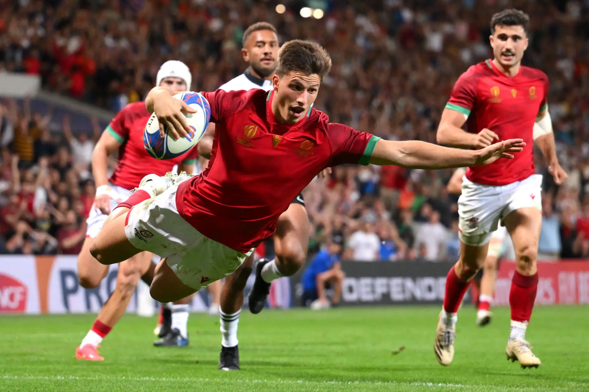 Rodrigo Marta a voar para o ensaio contra as Ilhas Fiji, no Mundial de 2023, que deu a primeira vitória a Portugal na história do torneio