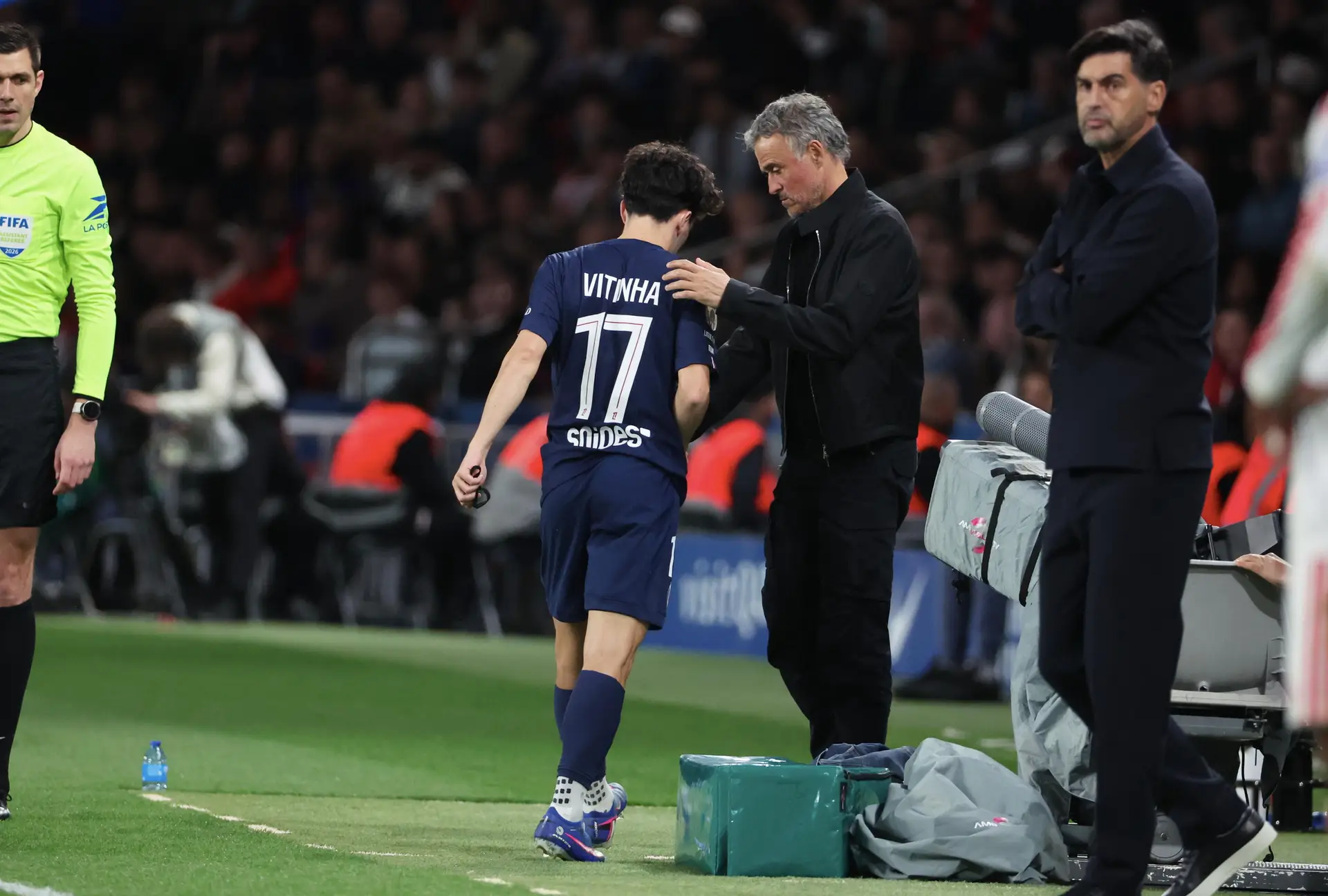 Um mal não veio só: além da derrota contra o Lyon de Paulo Fonseca, o PSG perdeu Vitinha para uma lesão