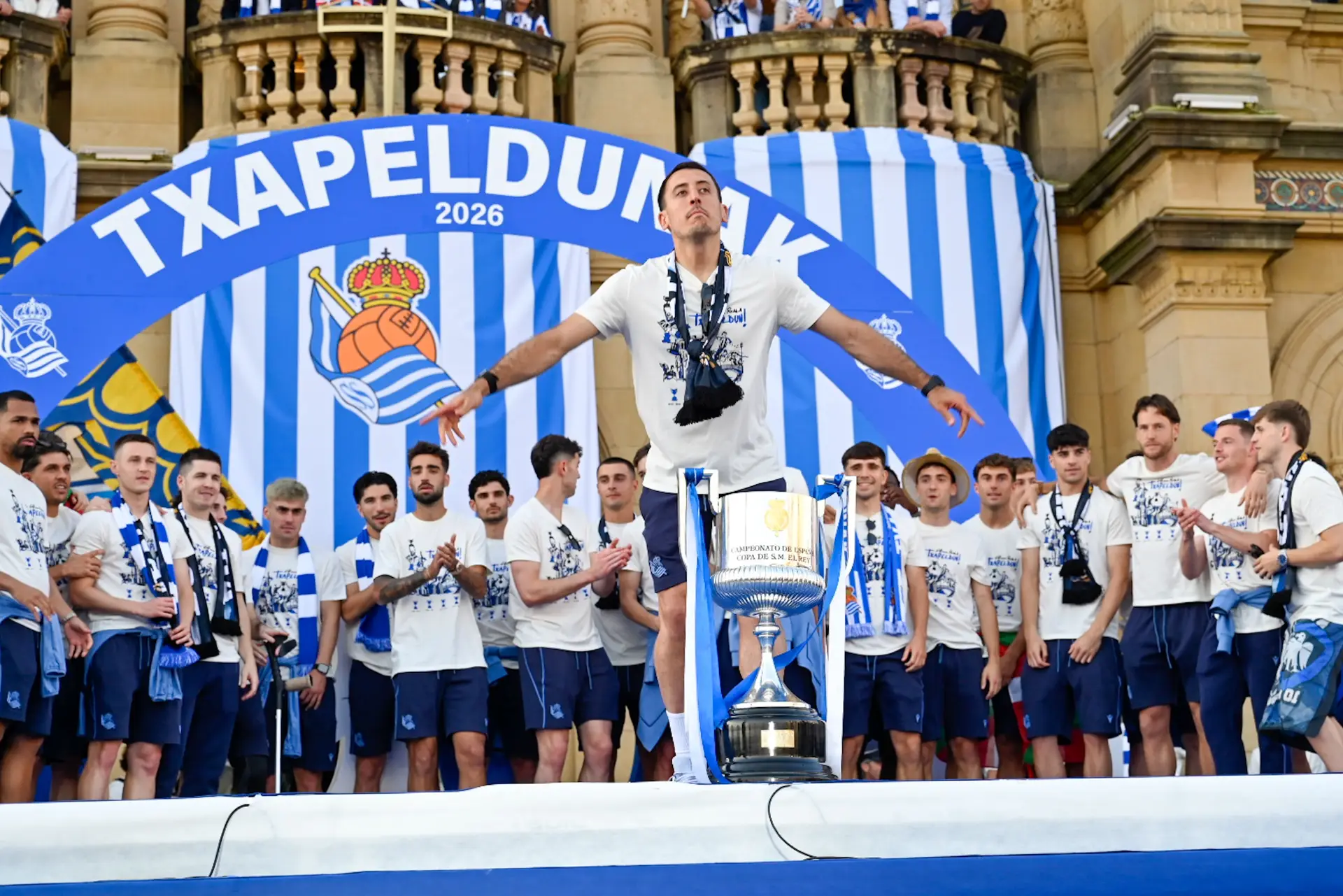 A festa da Real Sociedad, com Oyarzabal, capitão e goleador de finais, em primeiro plano