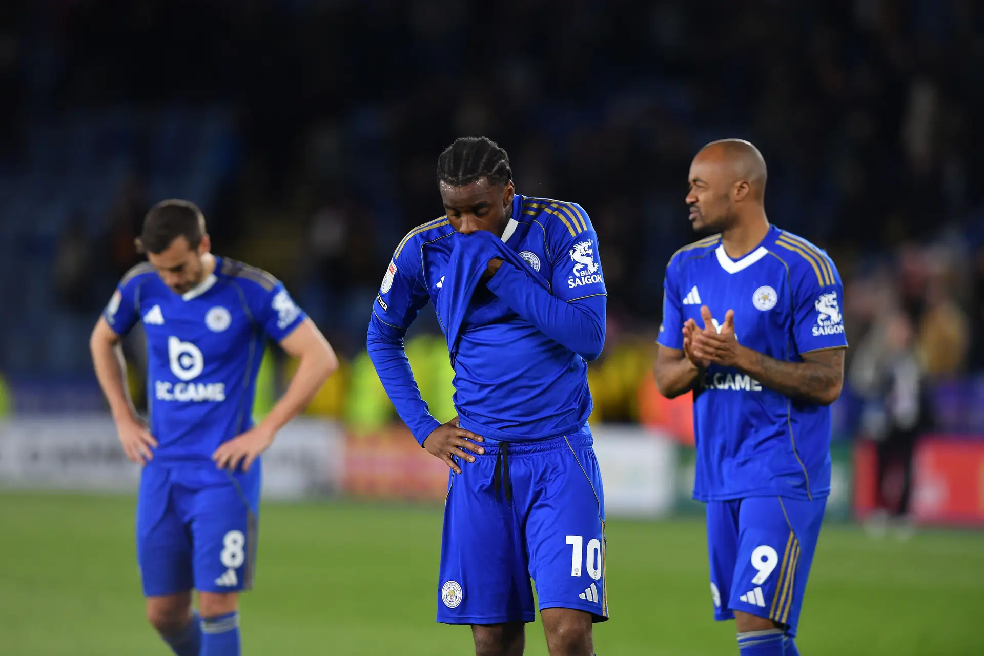 Jogadores do Leicester incrédulos depois de confirmada a descida ao terceiro escalão