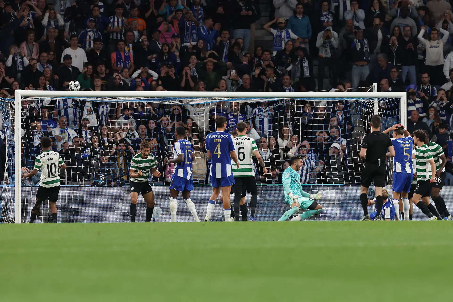 O Sporting festeja a defesa do Rui Silva, que garantiu o nulo na última jogada do encontro