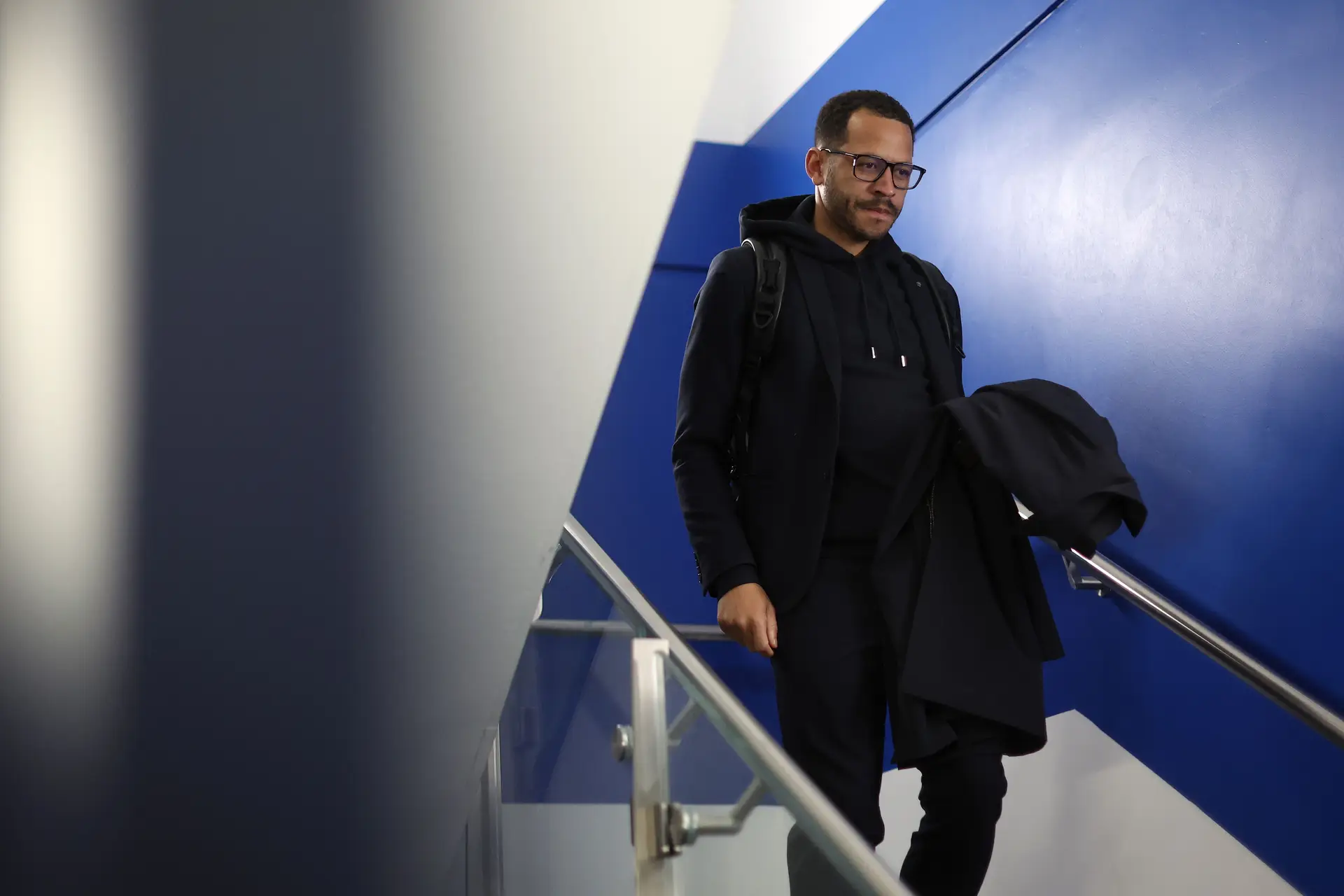 Liam Rosenior a descer as escadas de Stamford Bridge: o treinador negou sempre estar desconectado dos jogadores