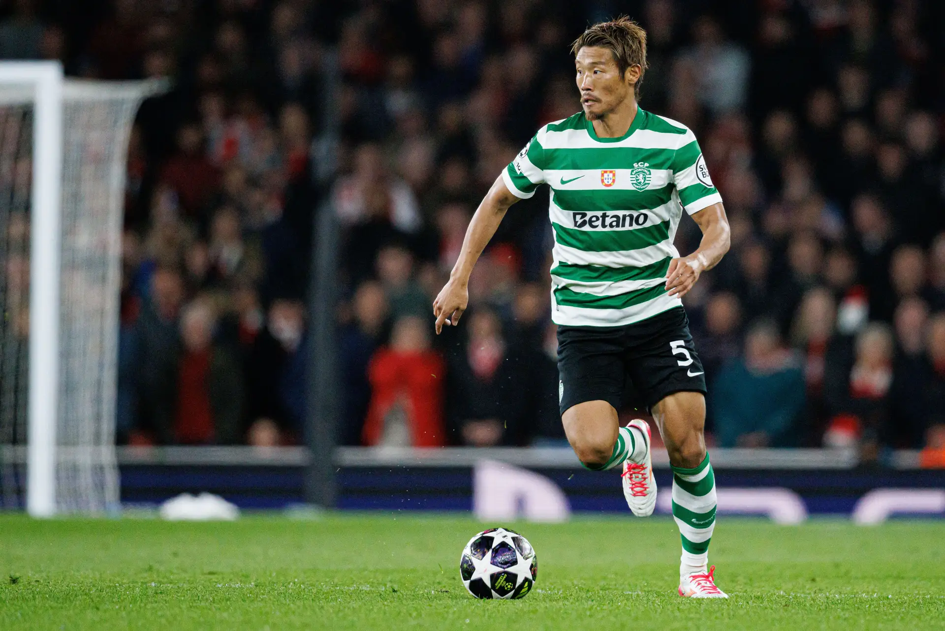 Hidemasa Morita com a bola num dos jogos contra o Arsenal, na Liga dos Campeões: o japonês vai na quarta e, possivelmente, última época no Sporting