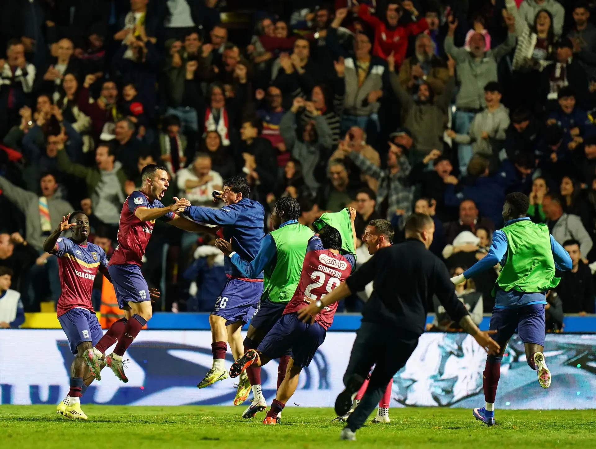 Os jogadores do Torreense a festejarem a passagem à final da Taça de Portugal, diante dos seus adeptos