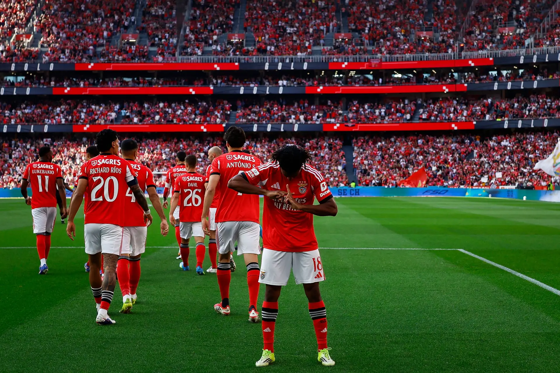 A festa dos renascidos aumenta a esperança do Benfica