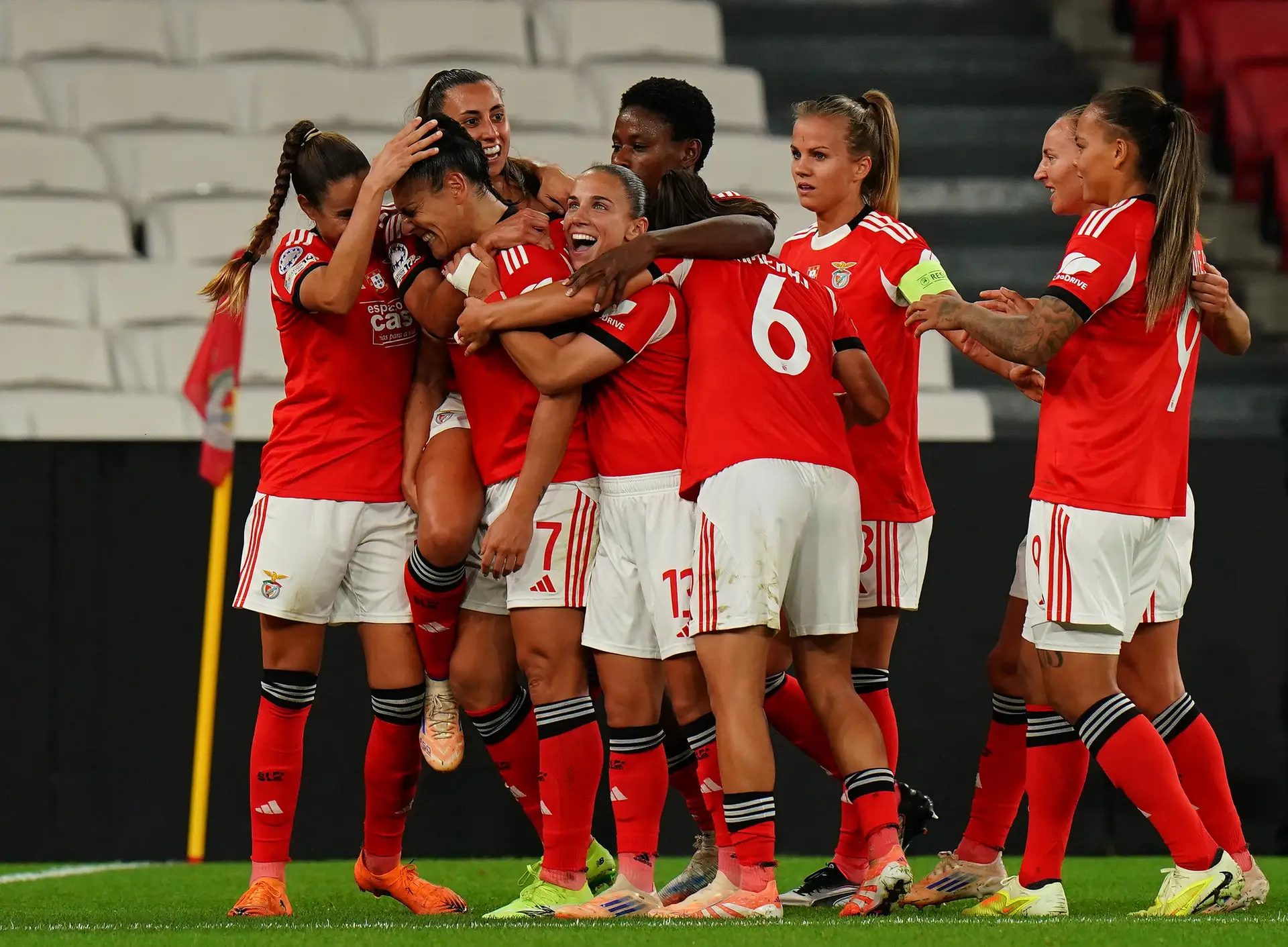 Jogadoras do Benfica festejam um golo contra o Twente, na Liga dos Campeões