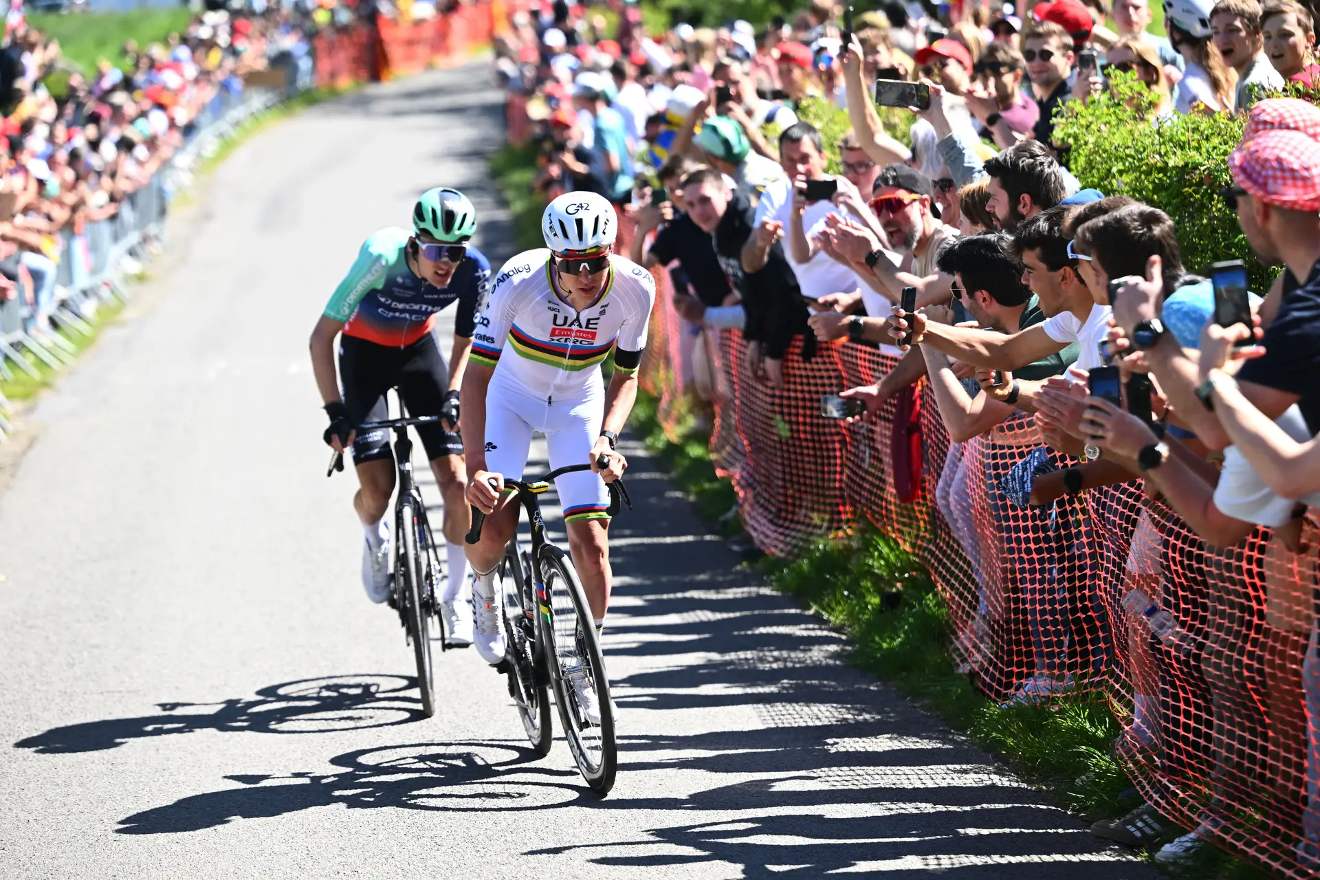 O miúdo Seixas pedalou no planeta Pogačar, mas Tadej expulsou-o para vencer a Liège-Bastogne-Liège
