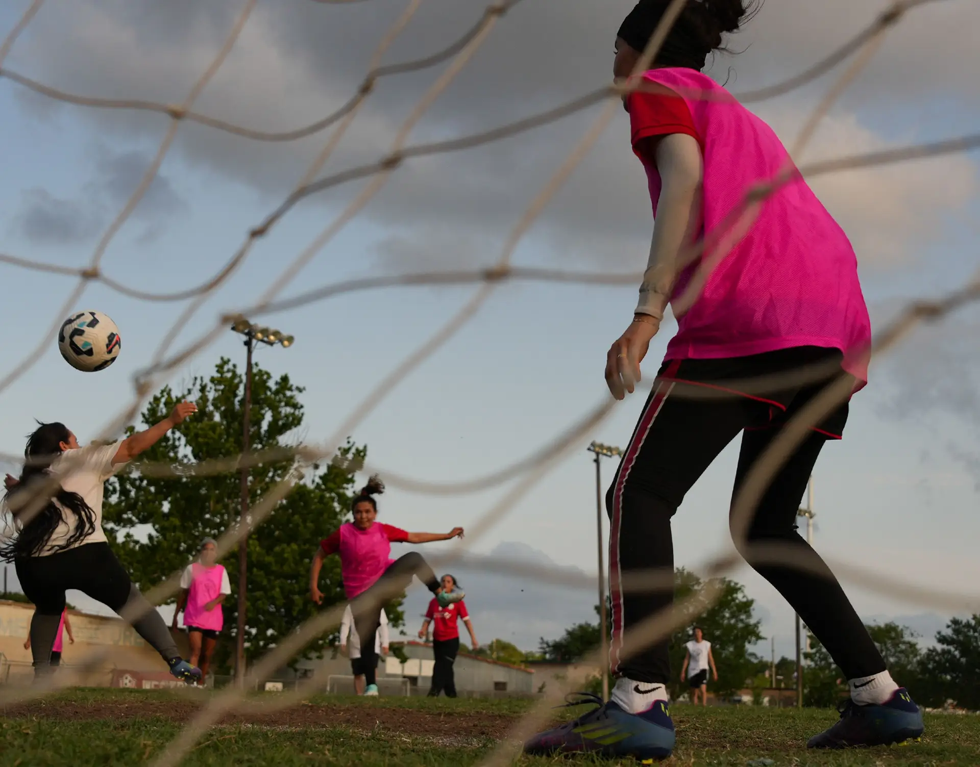 Um treino nos EUA entre antigas jogadoras da seleção feminina do Afeganistão, fugidas do país após a tomada de poder dos talibãs, em 2021