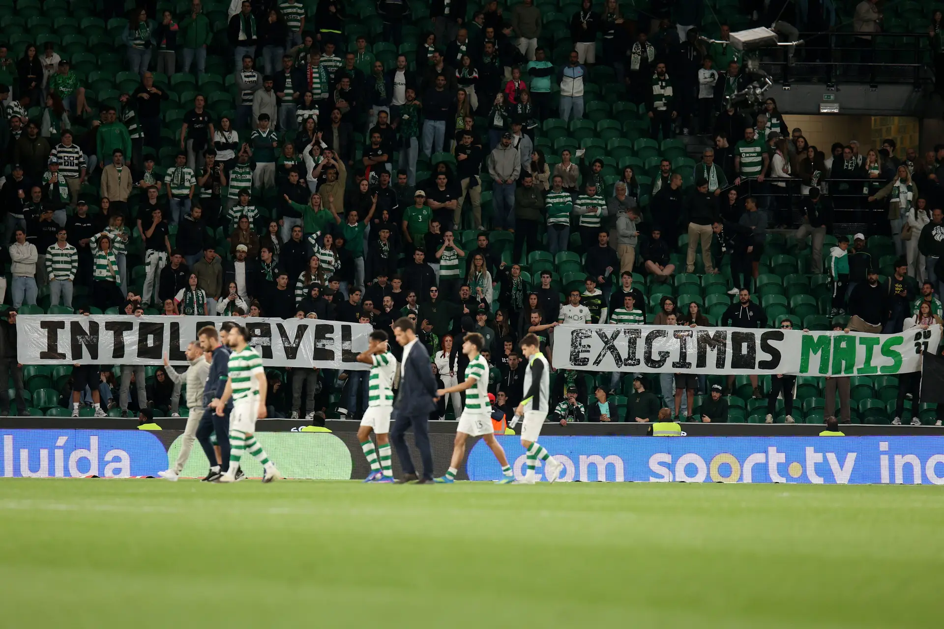 As tarjas "Intolerável" e "exigimos mais" despedem os jogadores do Sporting do relvado