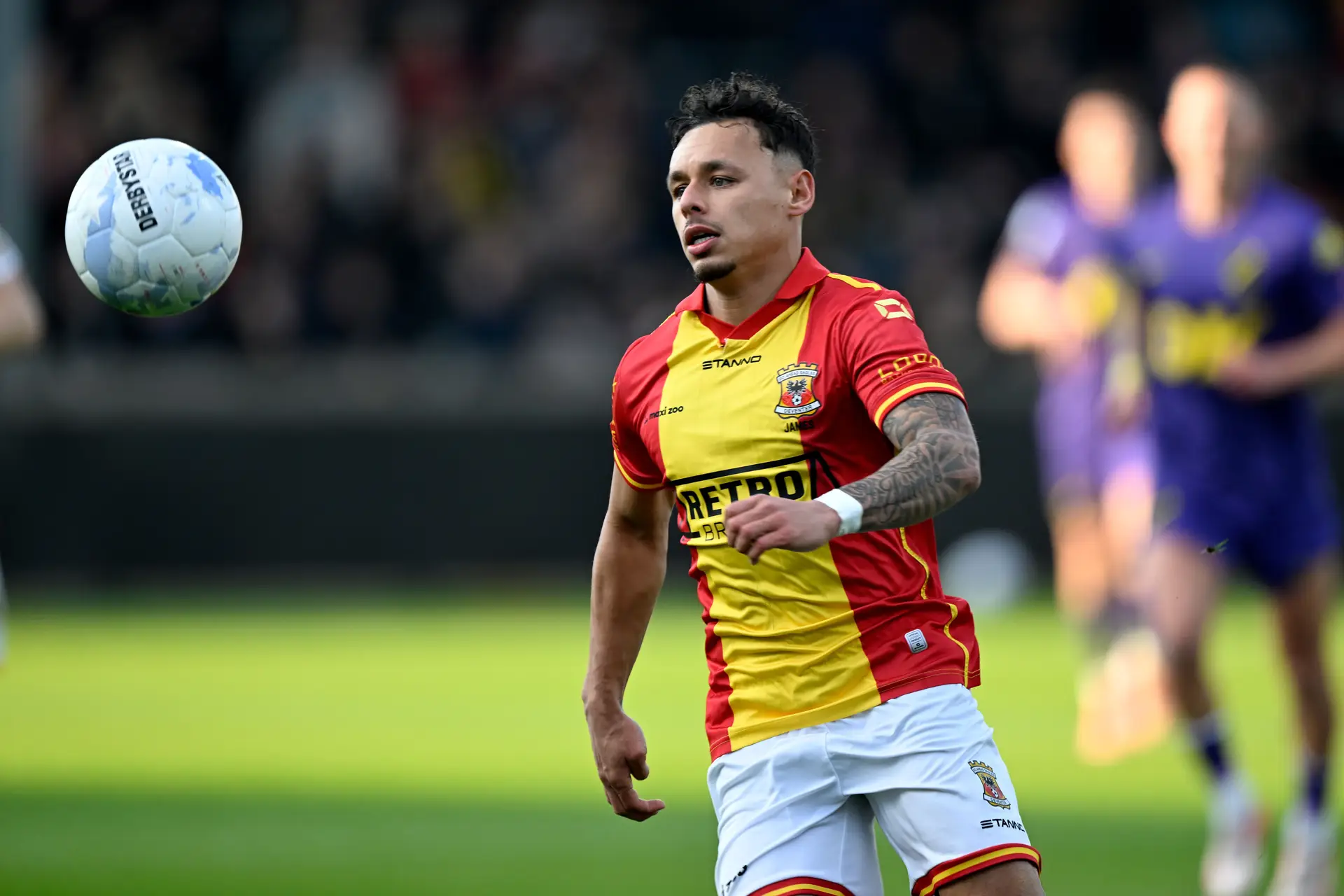 Dean James, o jogador do Go Ahead Eagles na origem do problema