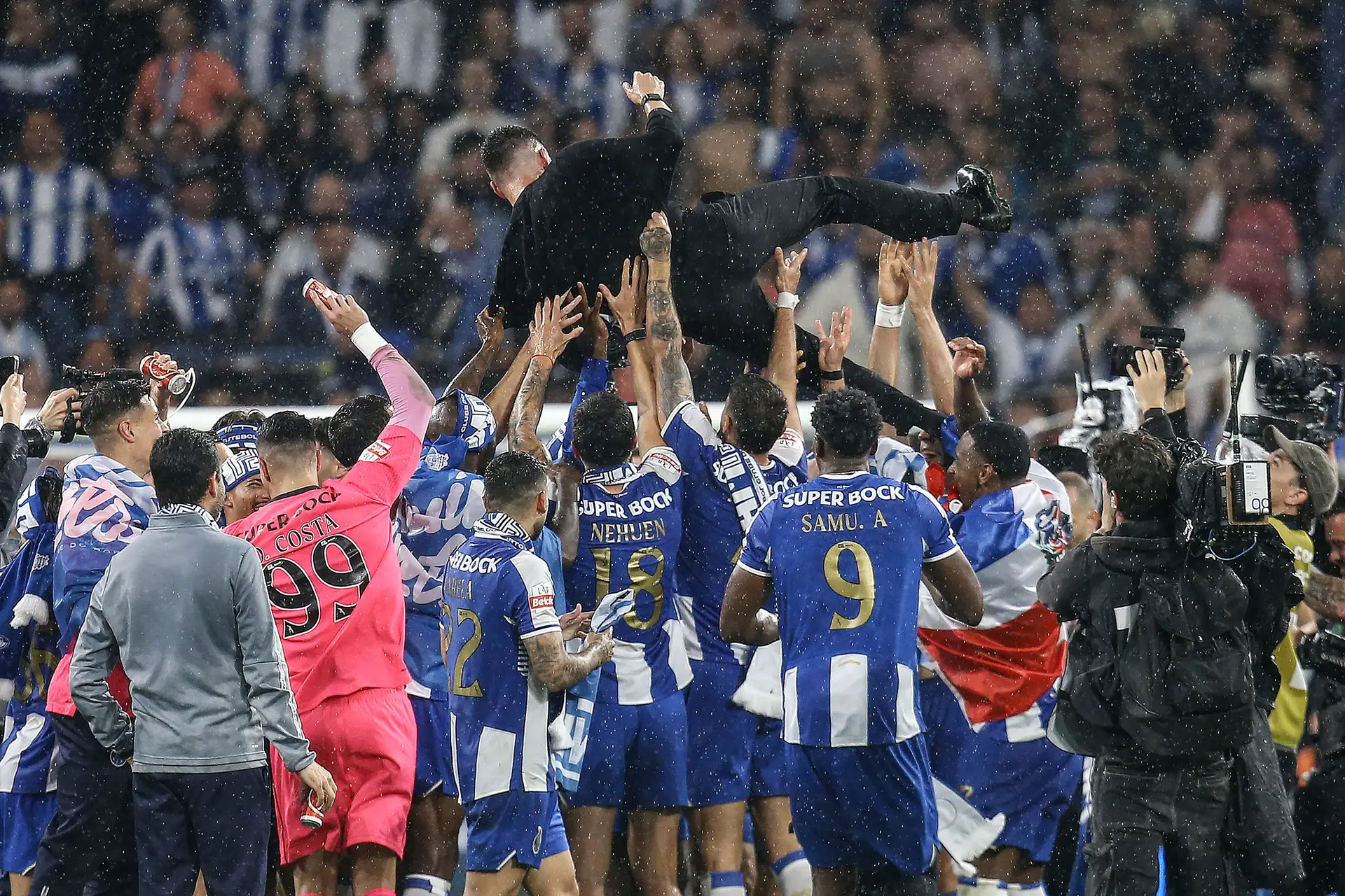 🔴 Sem ida aos Aliados e sem troféu, FC Porto festeja a conquista do 31º campeonato