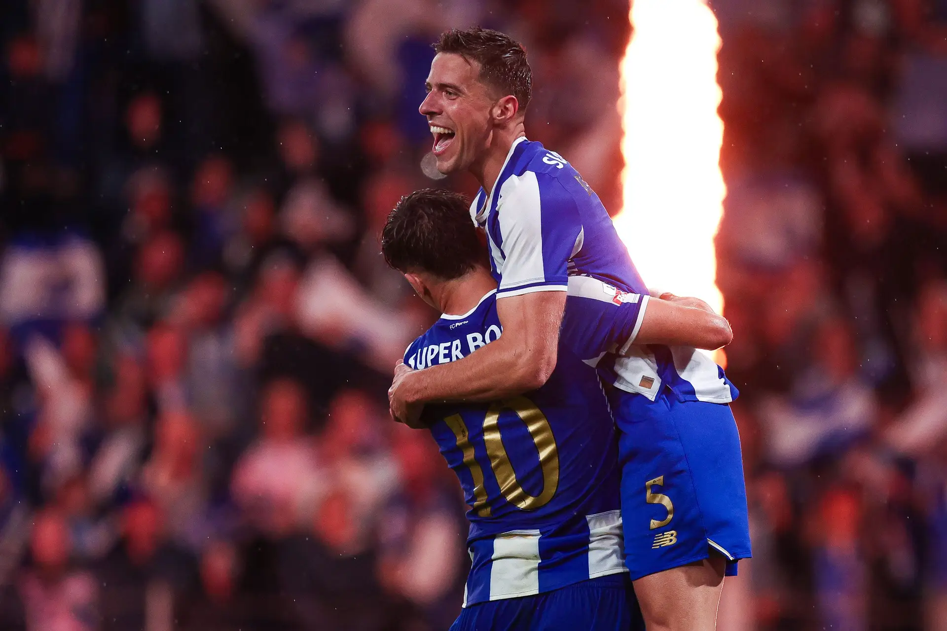 Jan Bednarek festeja com o assistente de serviço