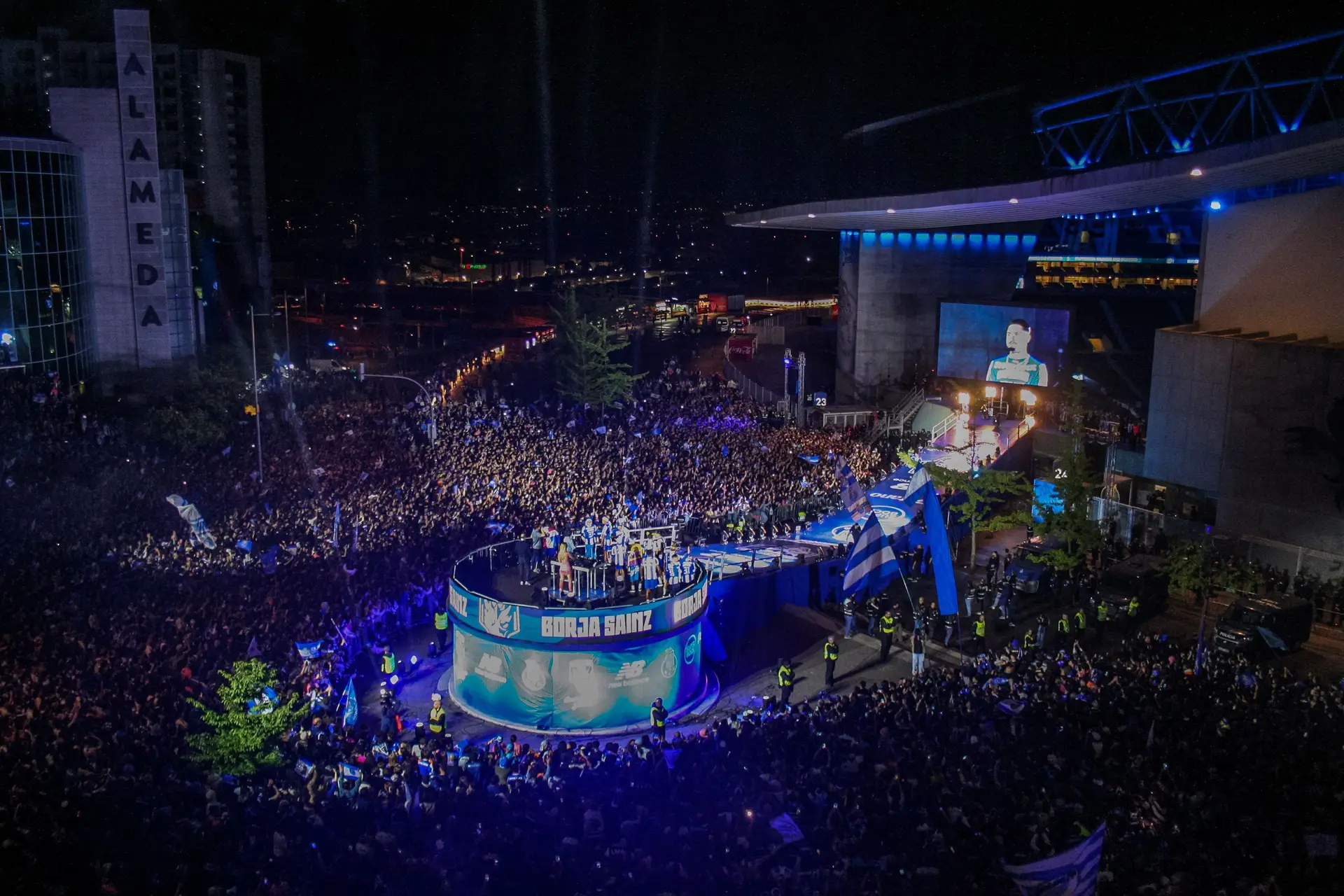 A multidão à volta do cogumelo do Dragão