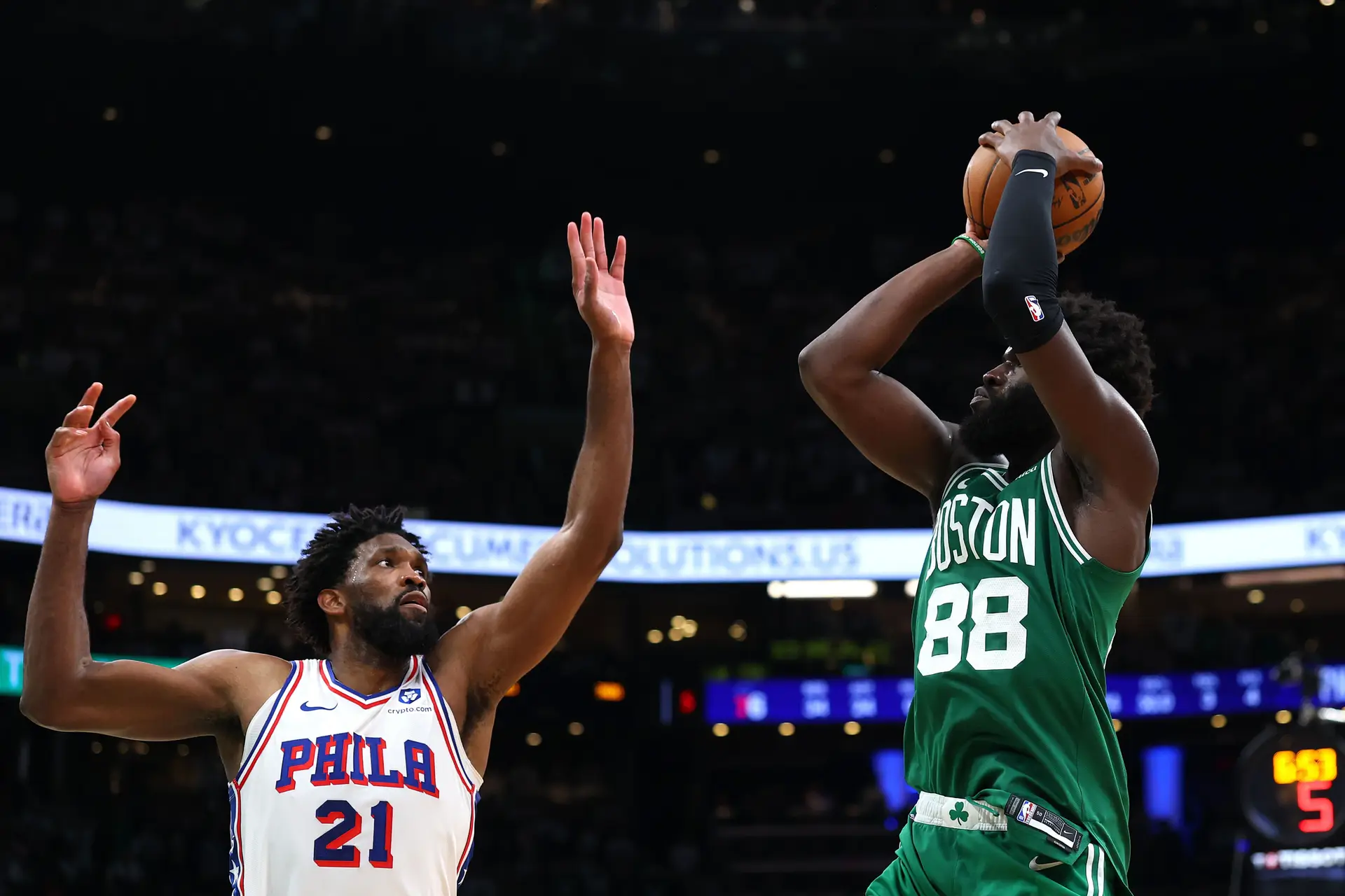 Embiid e Queta estiveram sempre de olho um no outro