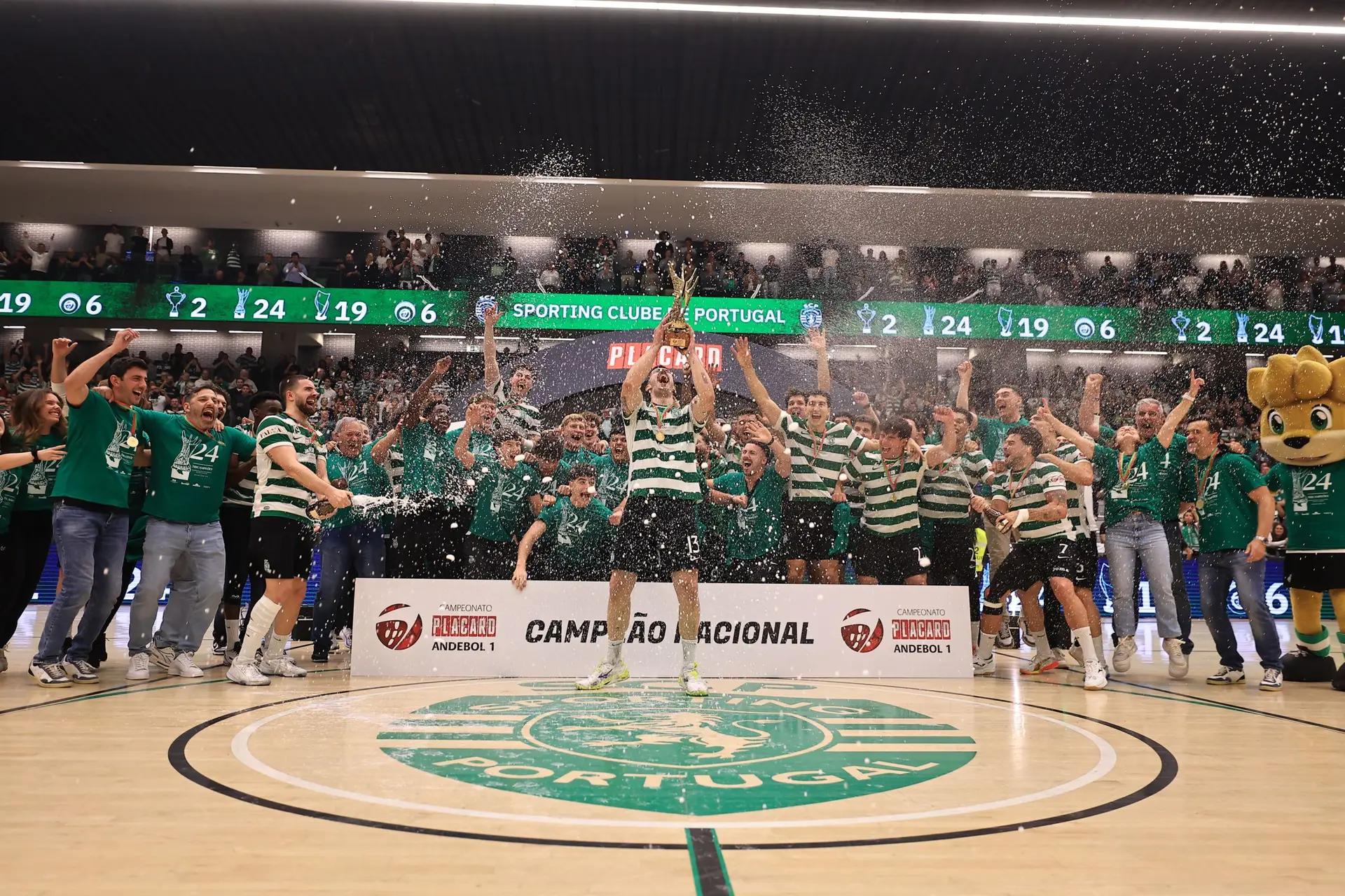 Salvador Salvador levanta o troféu após um triunfo por 36-29 contra o FC Porto