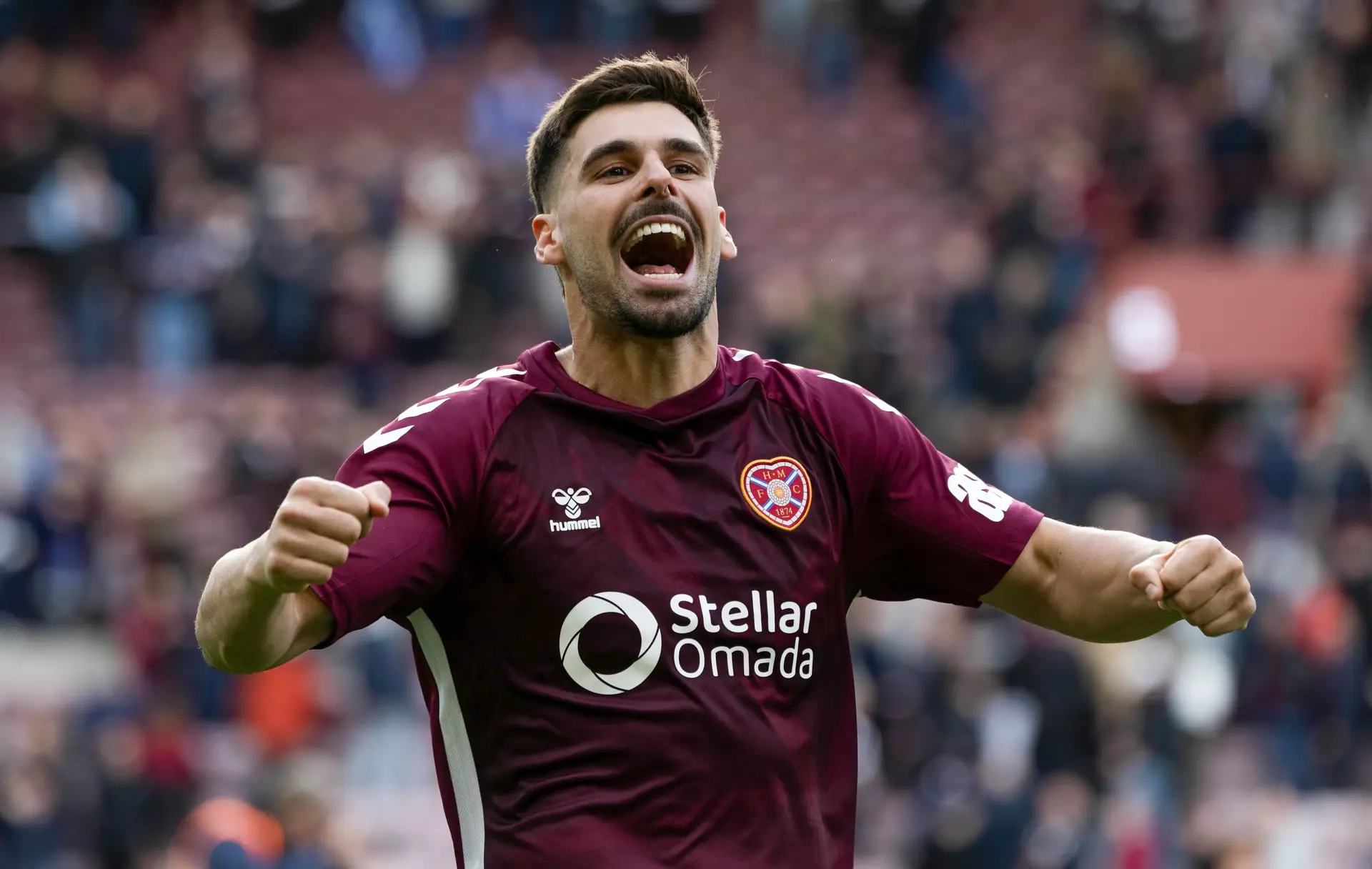 Cláudio Braga a celebrar um golo marcado pelo Hearts, na Escócia
