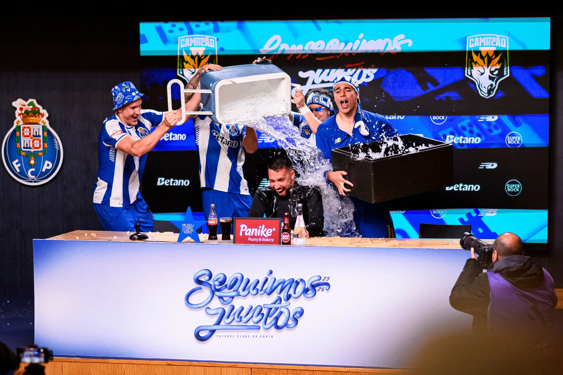 Francesco Farioli a levar um banho de água com gelo dos jogadores, durante a conferência de imprensa após o jogo que confirmou a conquista do título