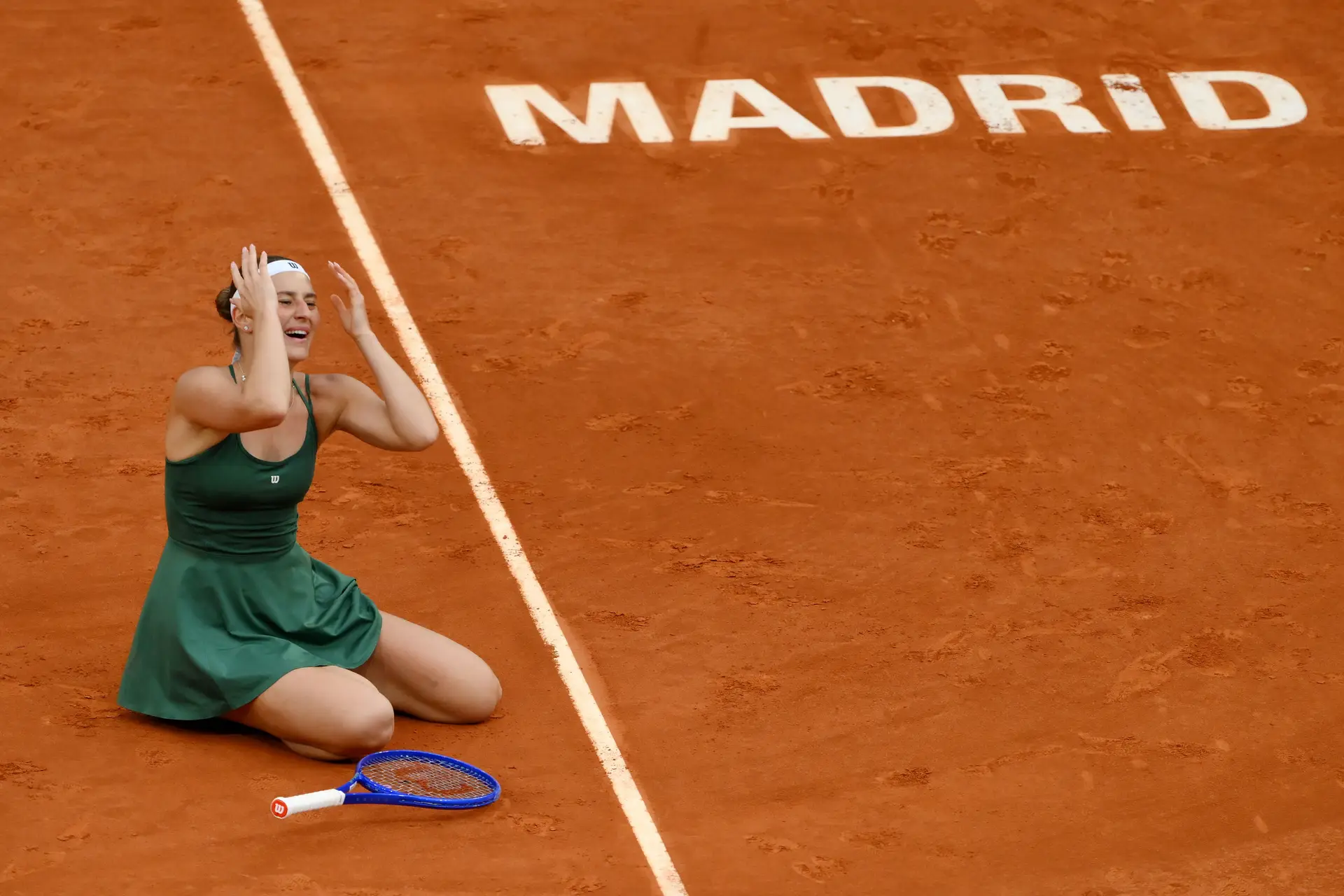 Marta Kostyuk, da Ucrânia, celebra o match point contra a russa Mirra Andreeva, que lhe deu a vitória no Open de Madrid