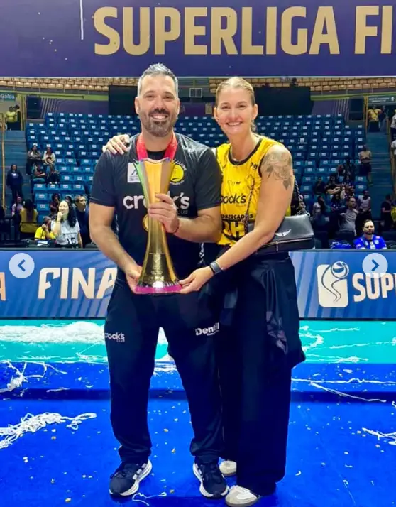 Rui Moreira a segurar o troféu de campeão brasileiro