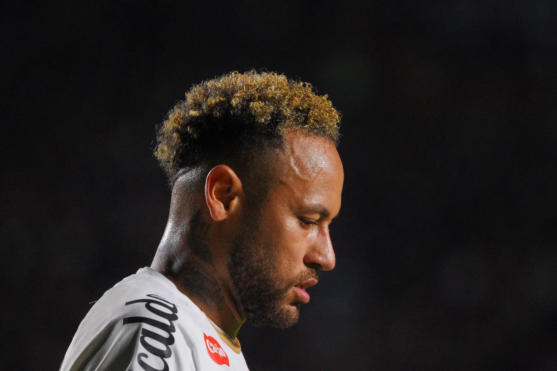 Acusado de agressão por um jovem colega do Santos, longe da melhor forma, com o Mundial cada vez mais distante: Neymar não está on