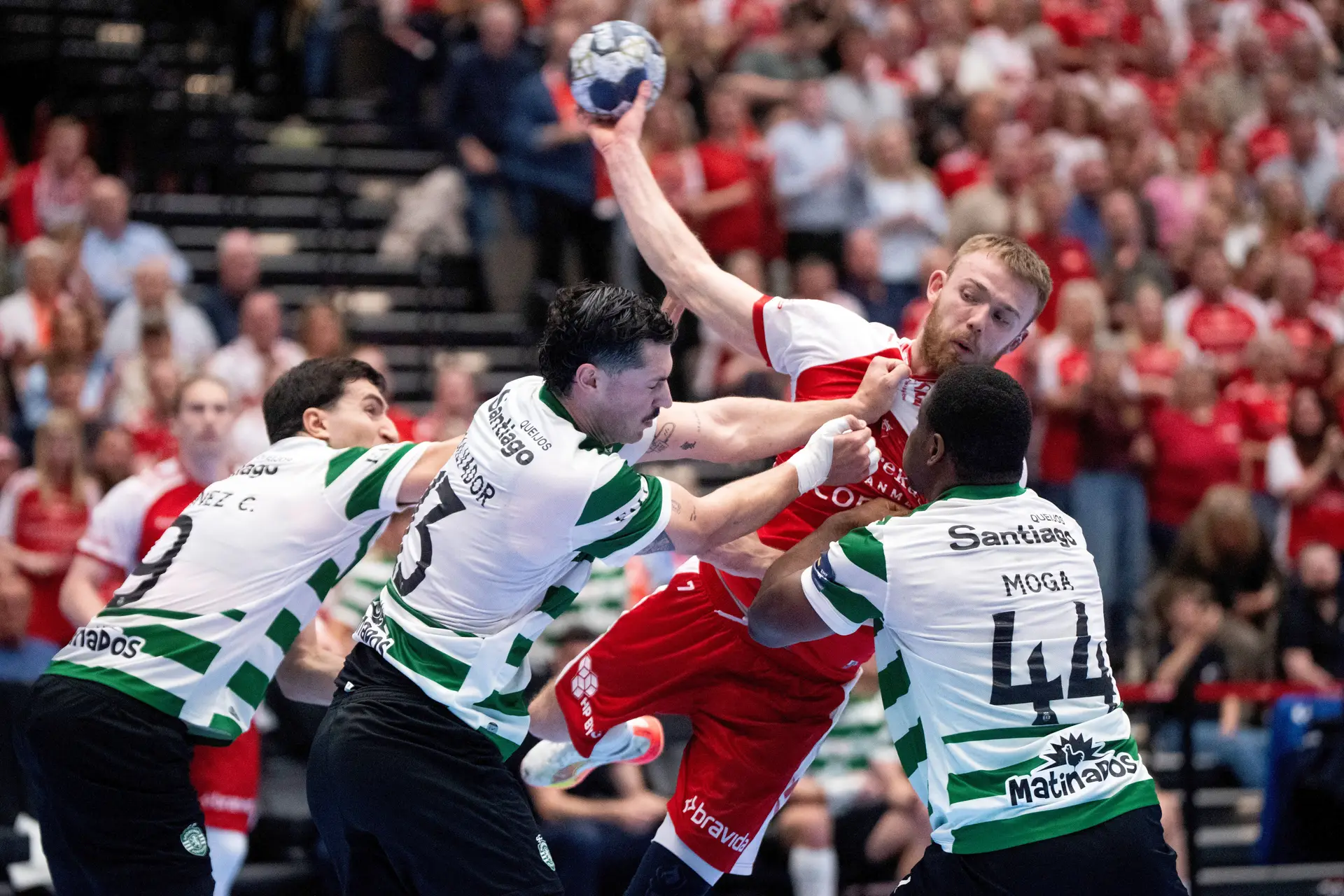 O Sporting voltou a colar-se aos grandes na Liga dos Campeões de andebol, mas “o sonho de uma vida” foi adiado
