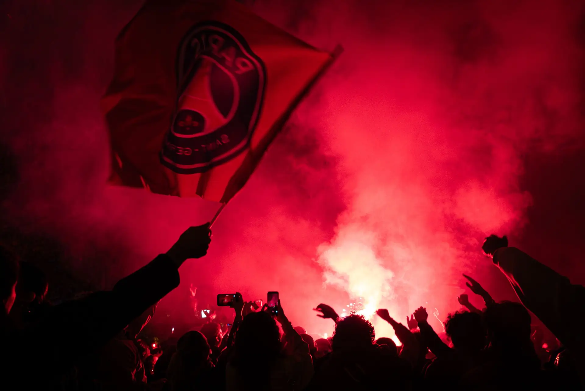 Adeptos do PSG a celebrarem na Place de la Republique, em Paris, a segunda final seguida da Liga dos Campeões que a equipa vai jogar