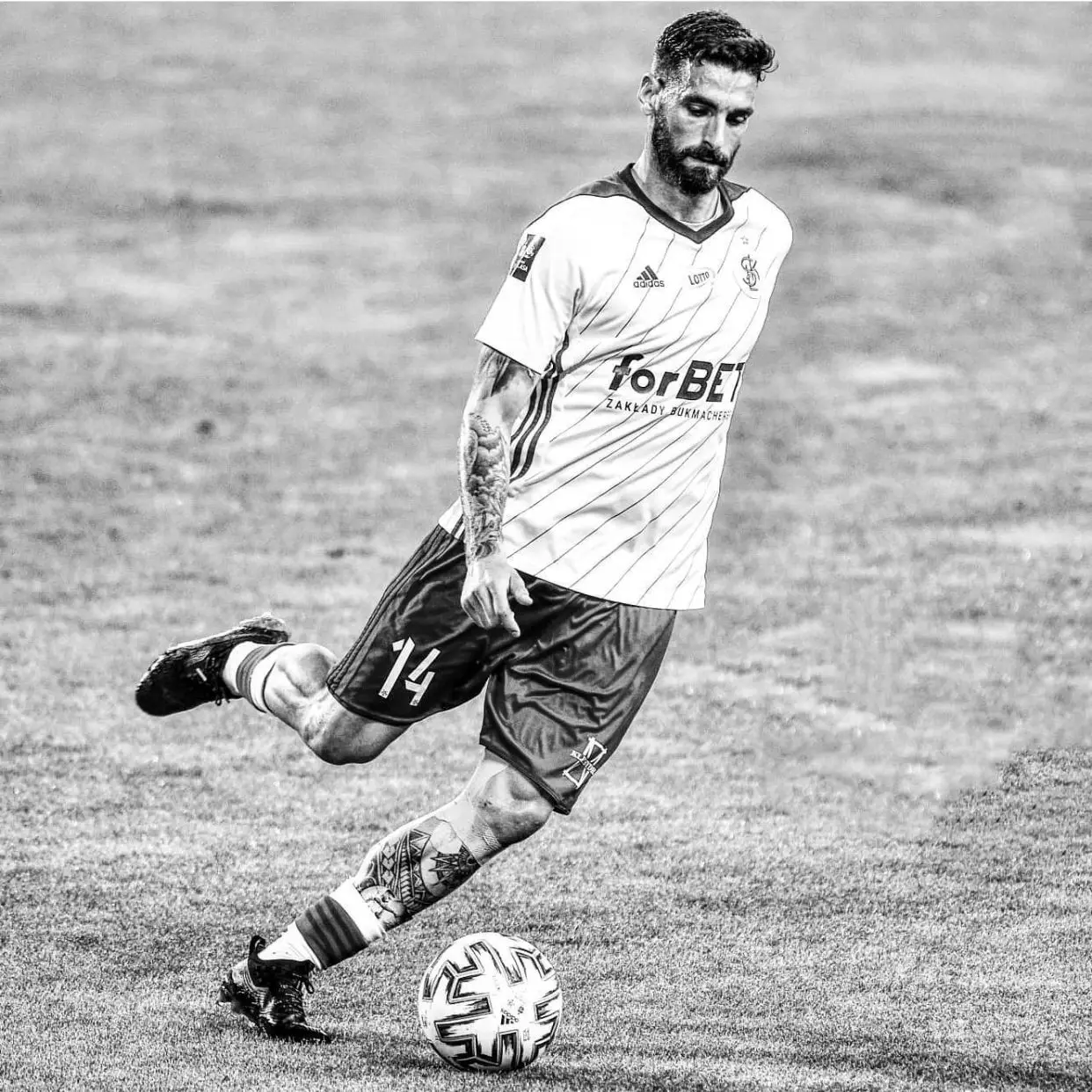 Em 2019/20, o médio estreou-se no Lodzki KS, da Polónia