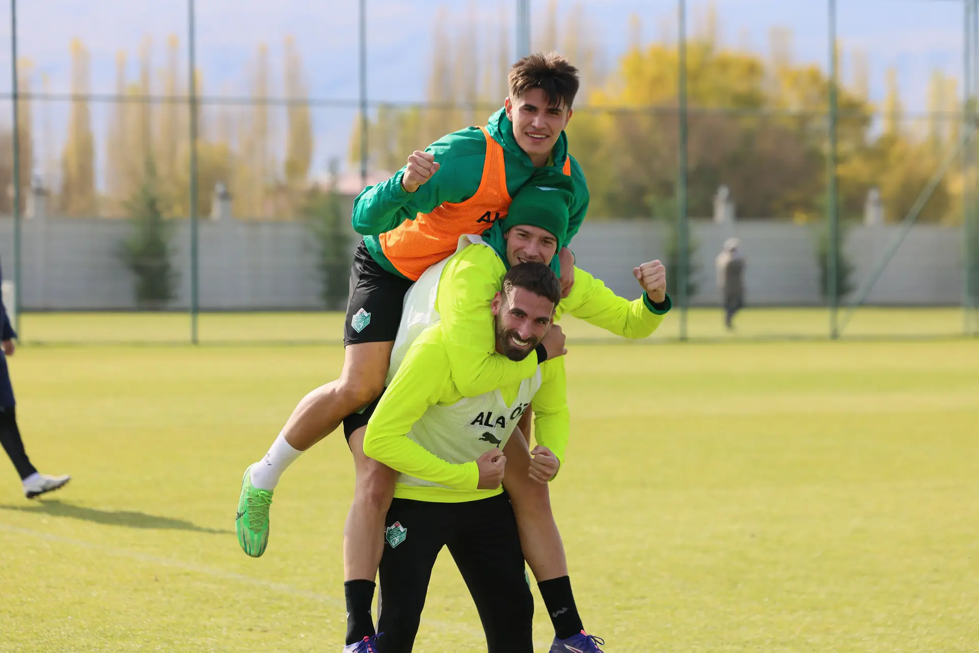 Guima na Turquia com os colegas Alperen e Kosta Aleksic às costas