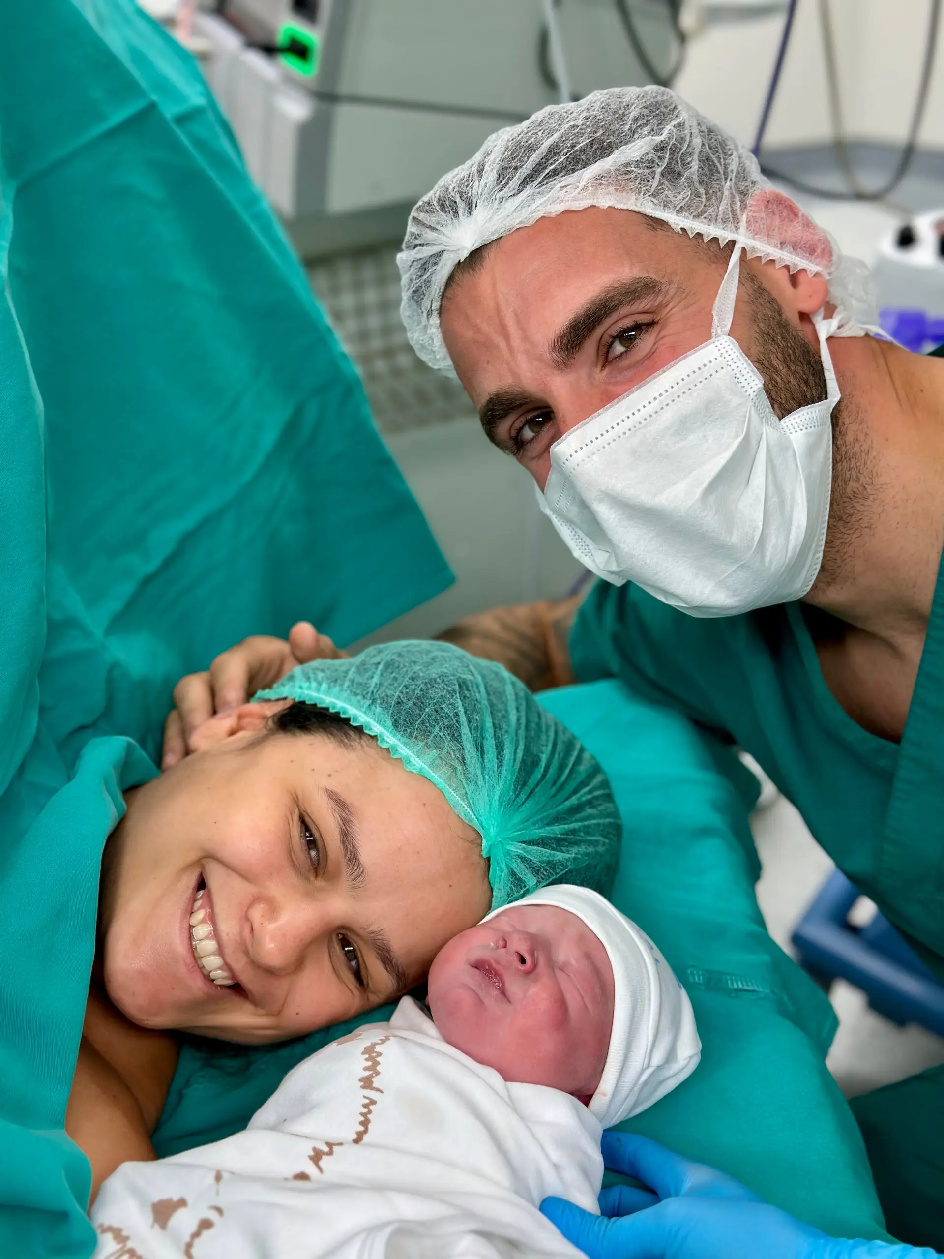 O médio com a atual mulher, Bárbara, após o nascimento do filho de ambos, Lucas