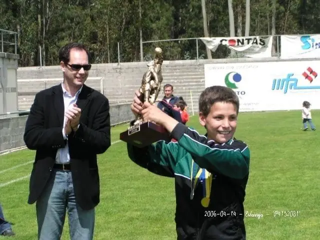 Guima, com 10 anos, levanta o troféu de melhor jogador de um torneio, pelo Taboeira
