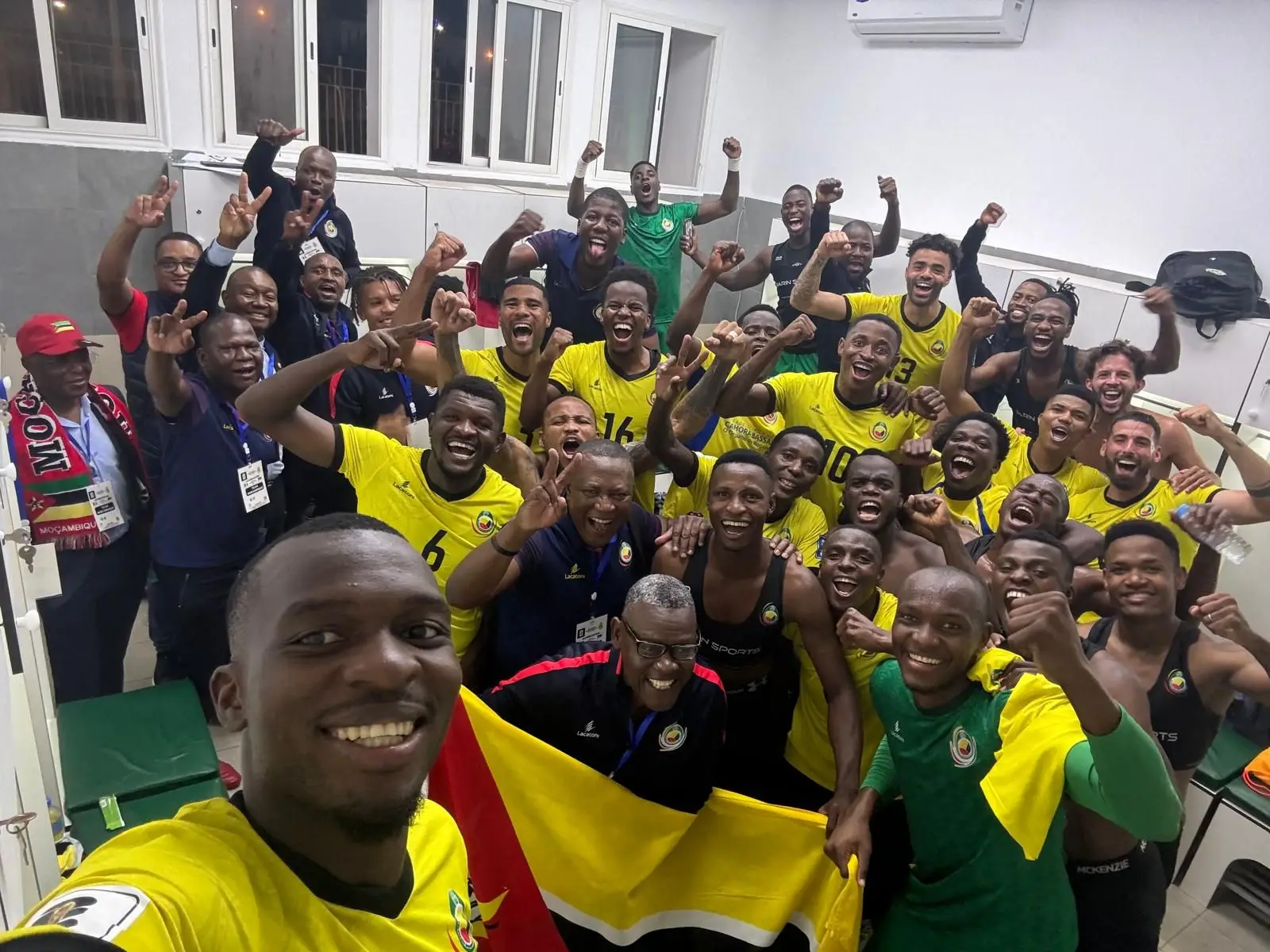 Guima festeja com a seleção de Moçambique uma vitoria sobre a Guiné