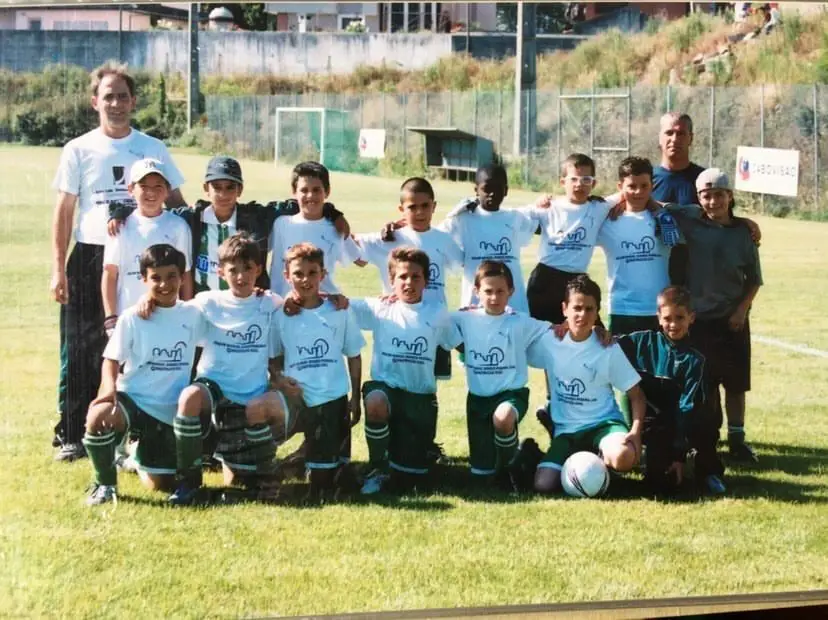 Ricardo Guima (no centro na fila de baixo) começou a jogar no Taboeira com 7 anos
