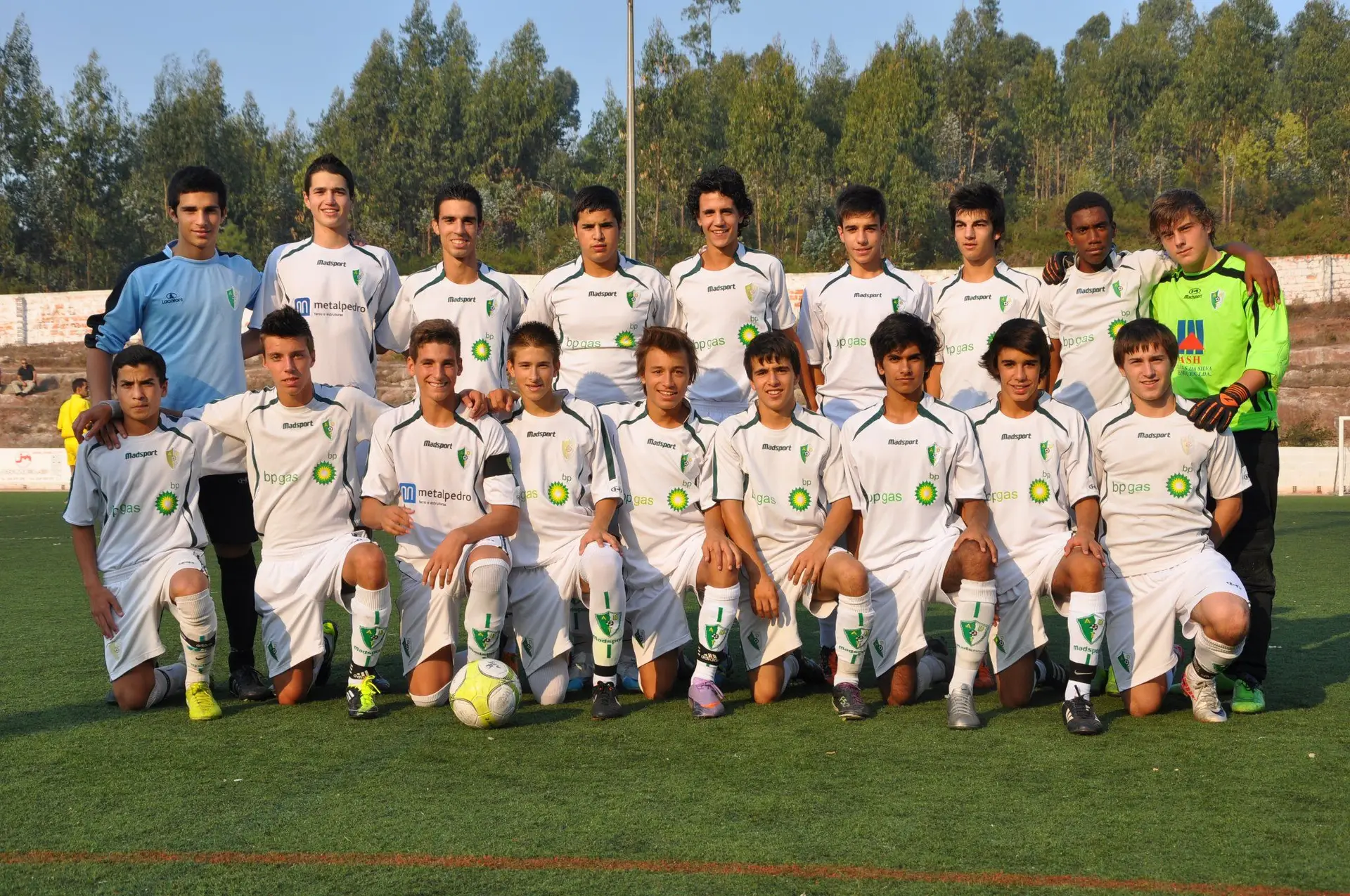 O médio com 15 anos (é o que tem a braçadeira de capitão, em baixo), com a sua equipa do Taboeira