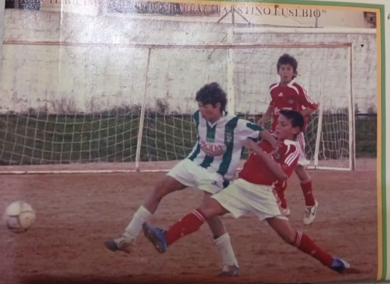 Guima (com a perna esticada) esteve um ano a treinar no Benfica, tinha 12 anos