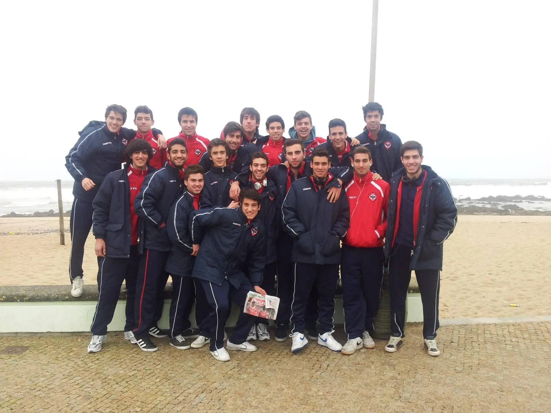 Guima (de vermelho à frente) fez os primeiros anos de júnior no Oliveirense