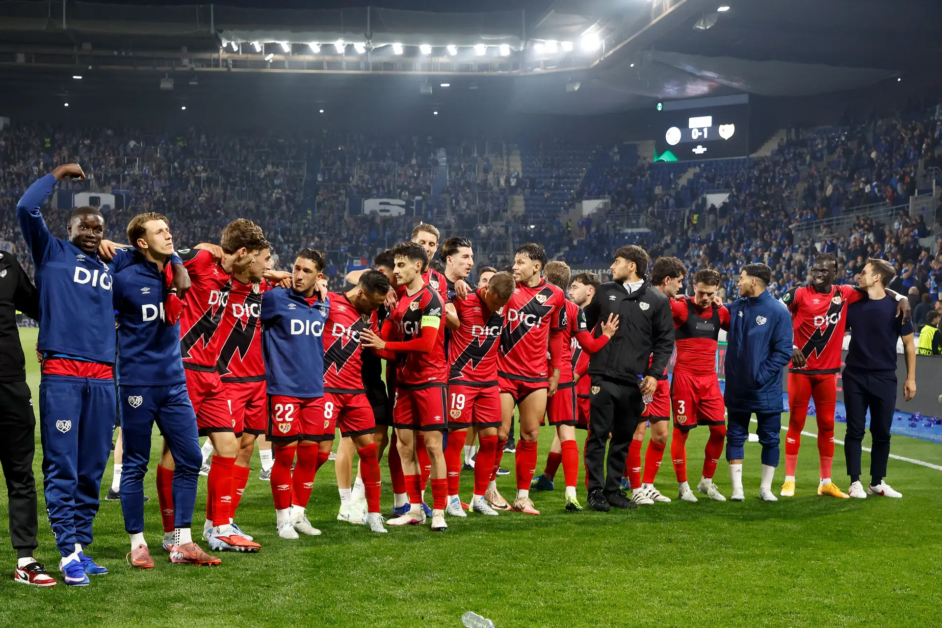Um estádio decrépito, tensões constantes e, ainda assim, o Rayo Vallecano, clube operário de Madrid, chegou à sua primeira final europeia