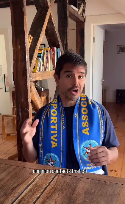 Brian York, um empresário norte-americano, a falar num dos seus vídeos com um cachecol do Bobadelense ao pescoço