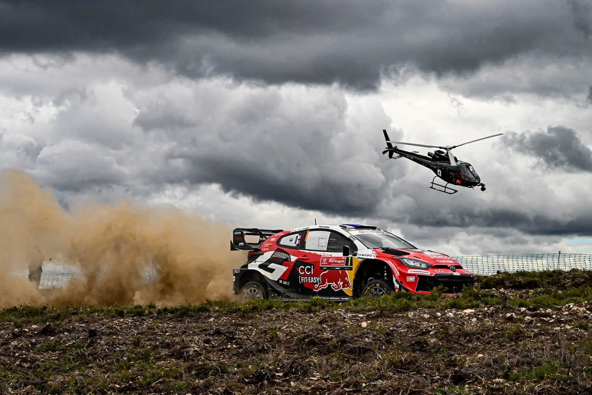 Sébastien Ogier, quase tão rápido como o helicóptero durante a segunda etapa do Rali de Portugal