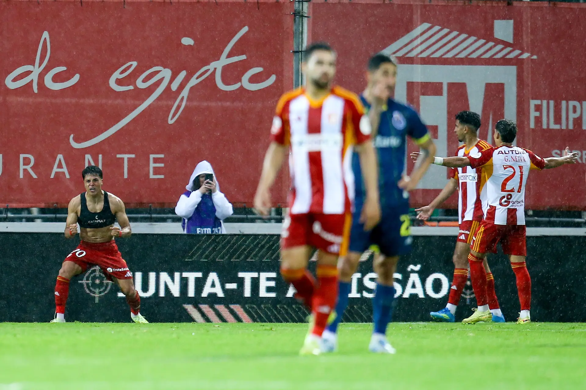 Roni, despido de camisola, a mostrar os músculos e a festejar o segundo golo que marcou ao FC Porto pelo AVS