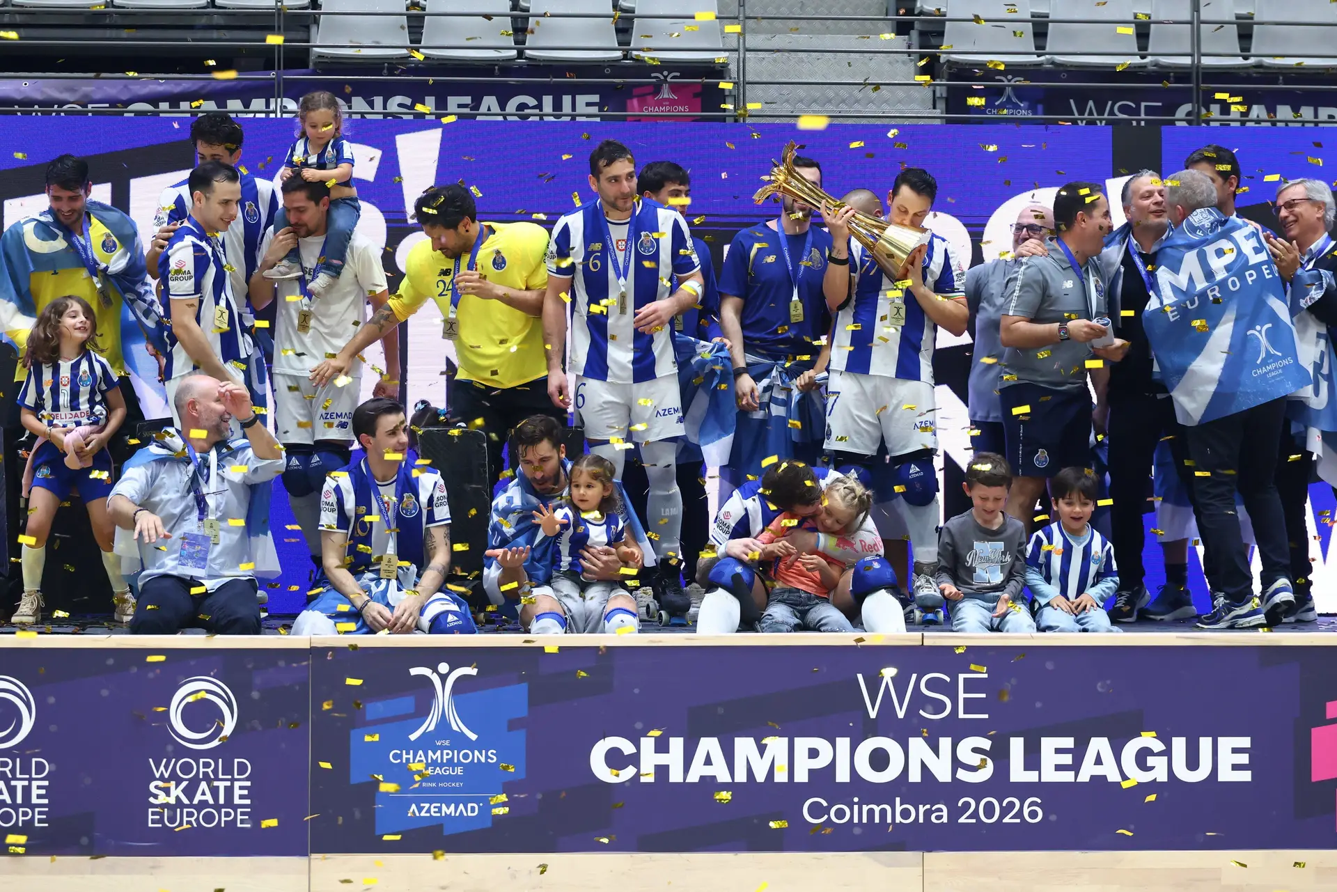 Os jogadores de hóquei em patins do FC Porto a festejarem a conquista do quarto título de campeões europeus da história do clube