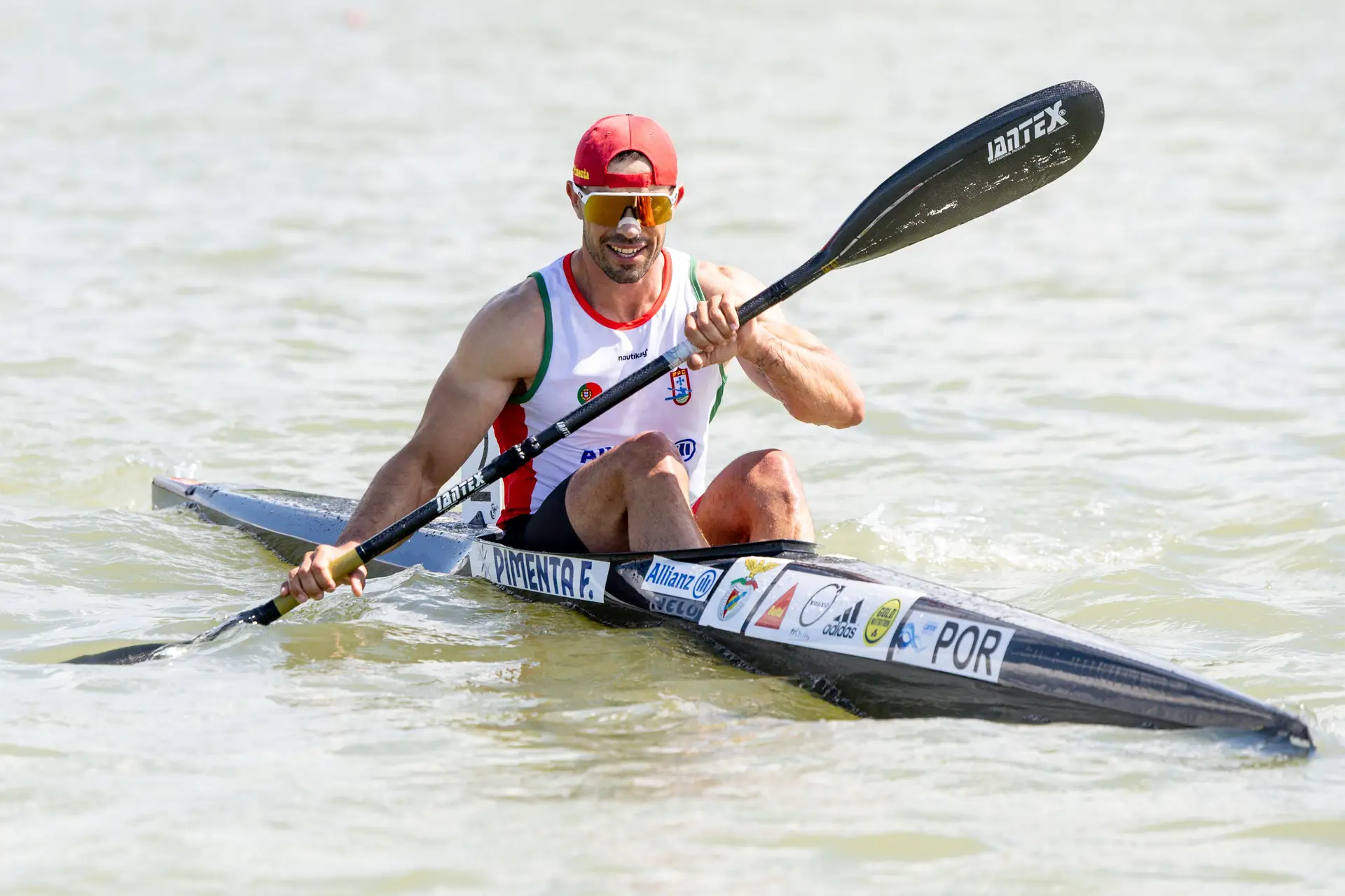 Fernando Pimenta sorridente a competir na Taça do Mundo de canoagem