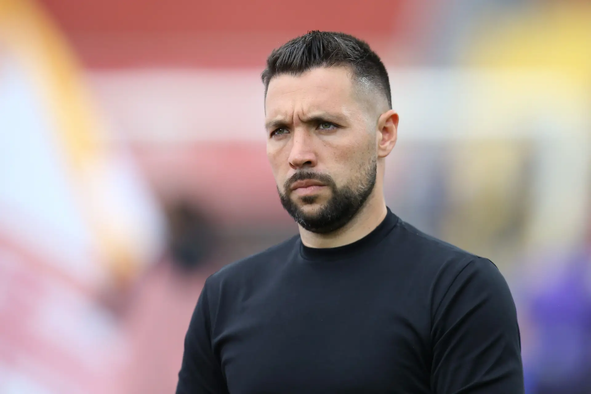 Francesco Farioli no estádio do AVS, pouco antes do jogo com o FC Porto começar