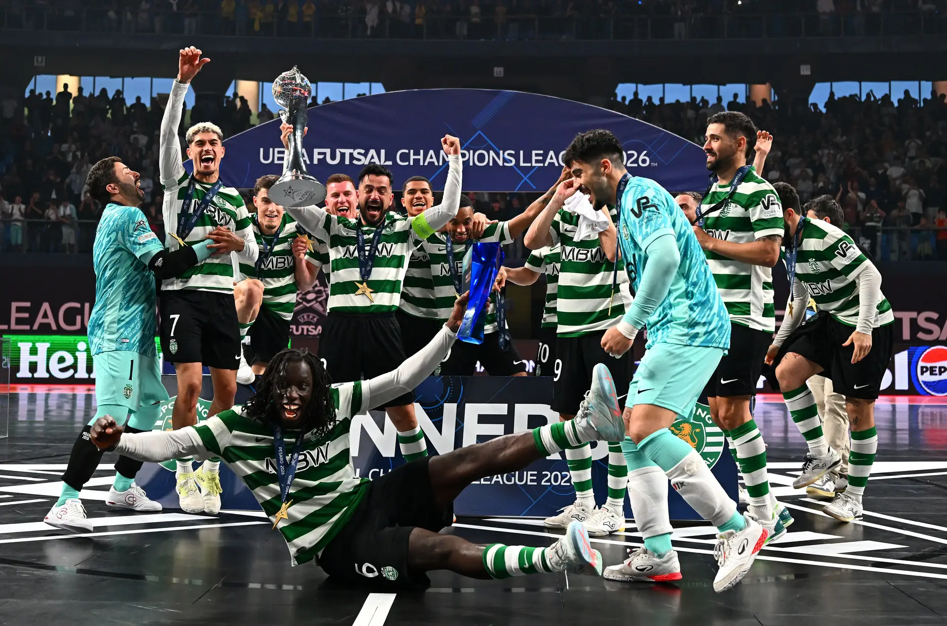 Os jogadores do Sporting já com o troféu de campeões europeus de futsal