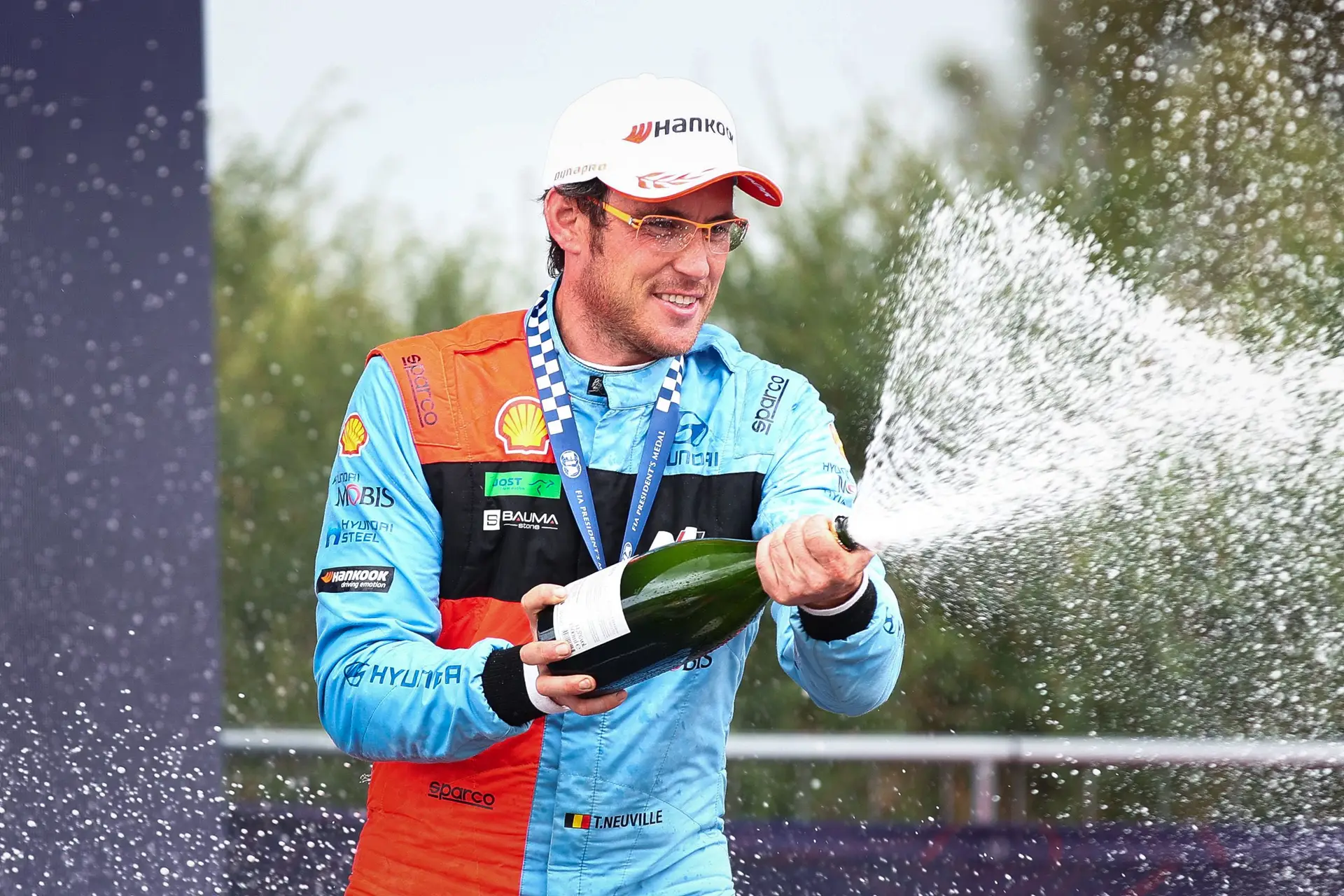 Thierry Neuville a celebrar a vitória na edição de 2026 do Rali de Portugal com champanhe no pódio