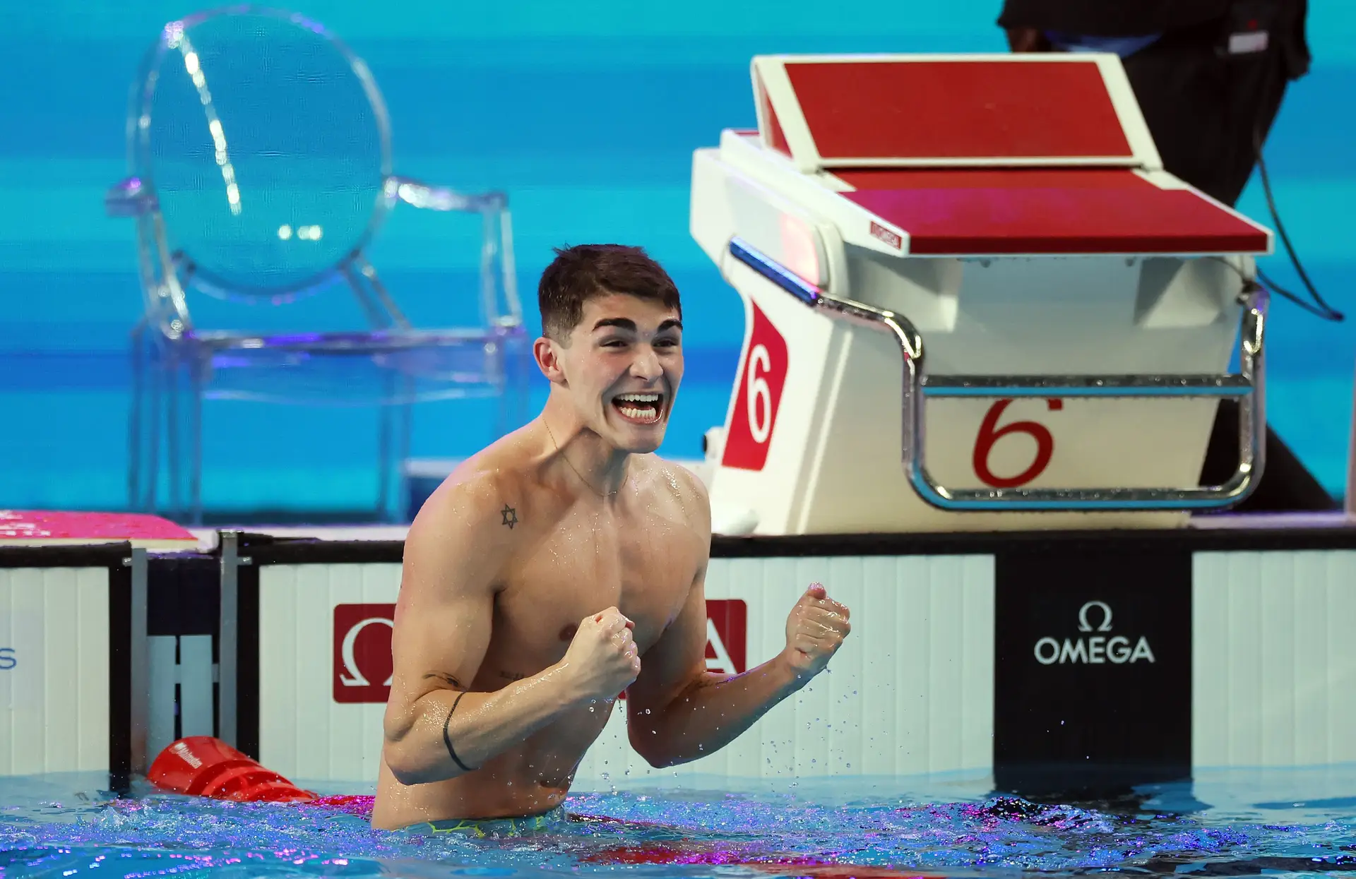 Diogo Ribeiro celebra a conquista do ouro nos 50 metros mariposa no Mundial de Doha, em 2024