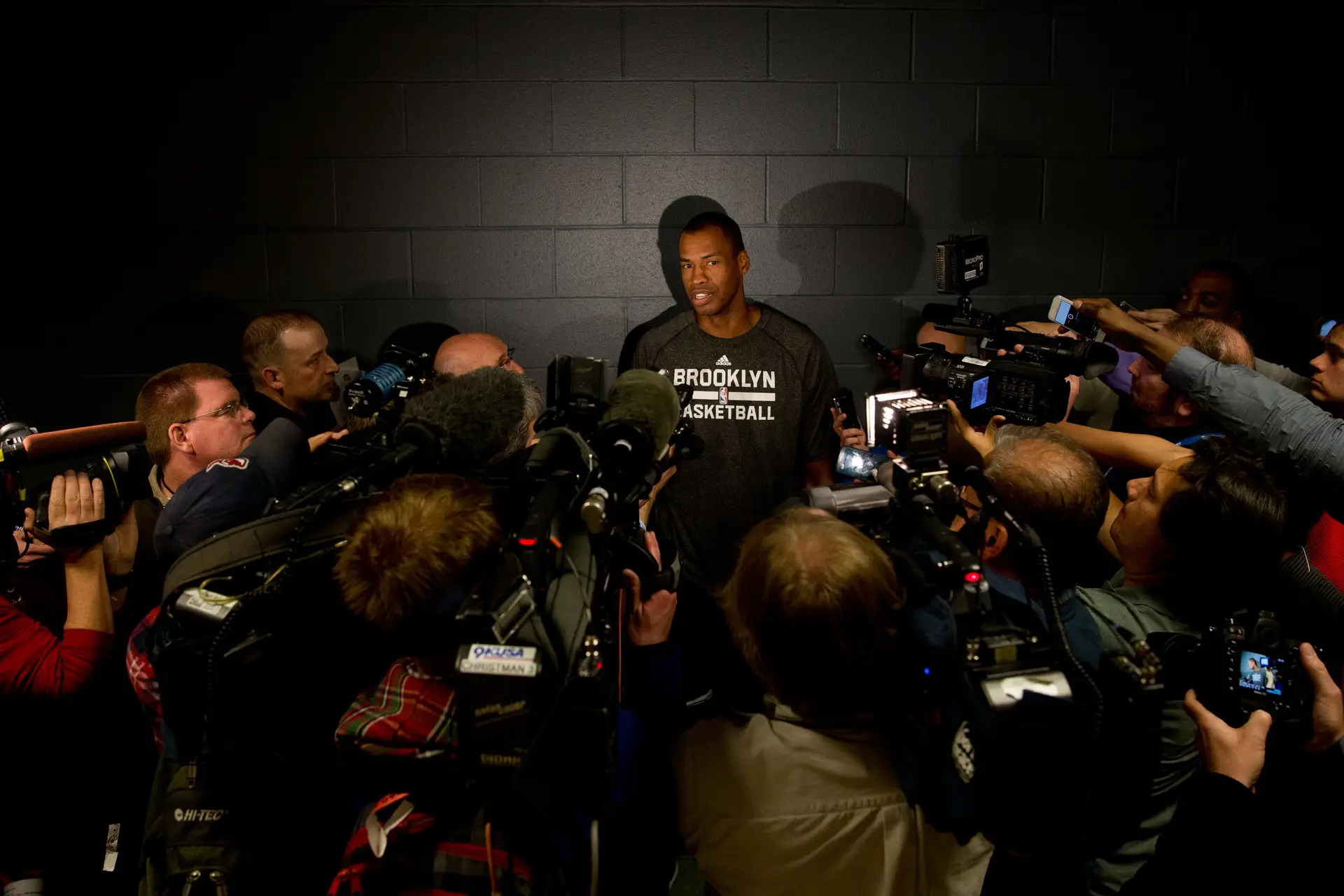 Jason Collins, então jogador dos Brooklyn Nets, da NBA, a falar perante um batalhão de jornalistas em 2014