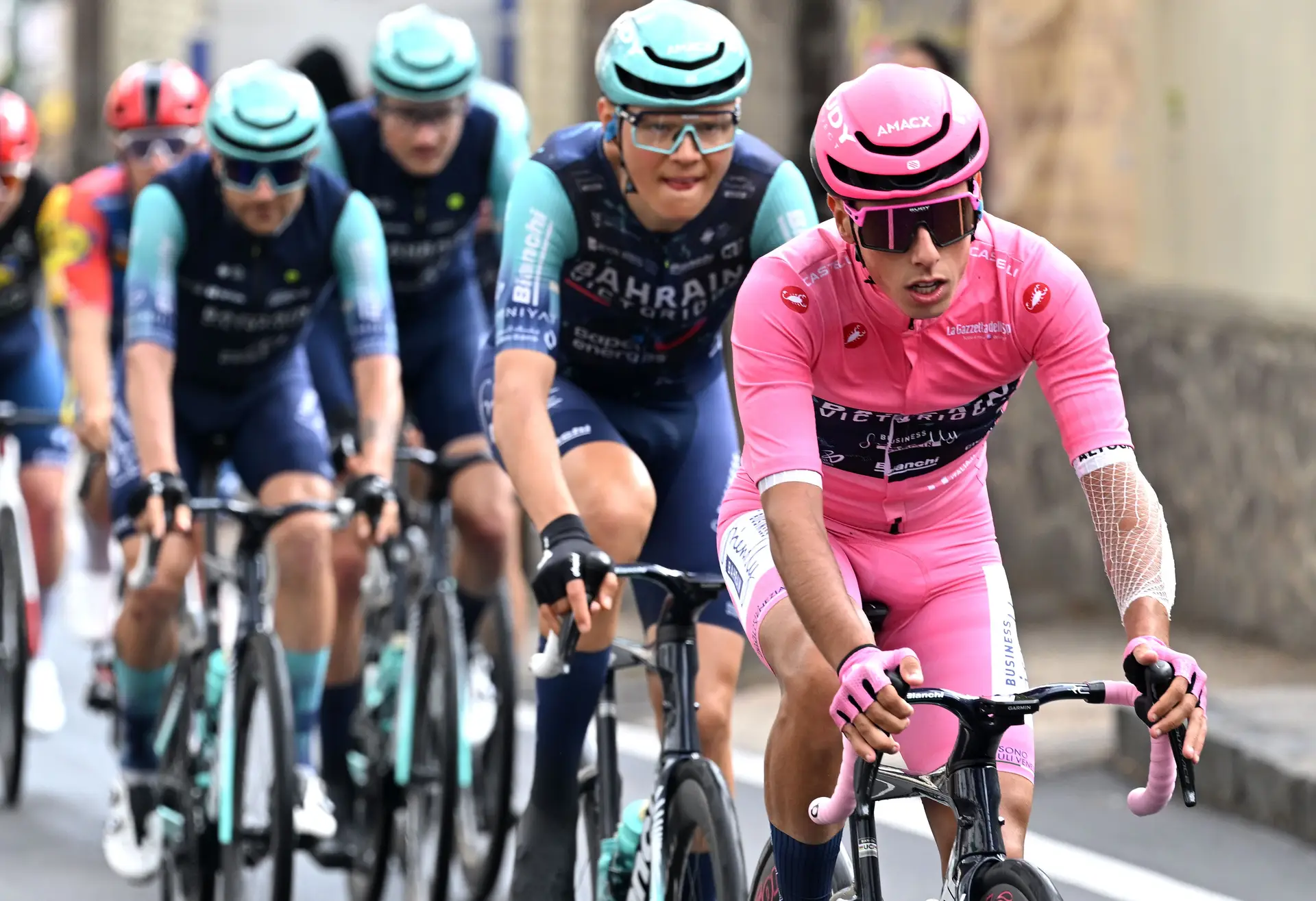 Português da Bahrain envergou pela primeira vez a maglia rosa